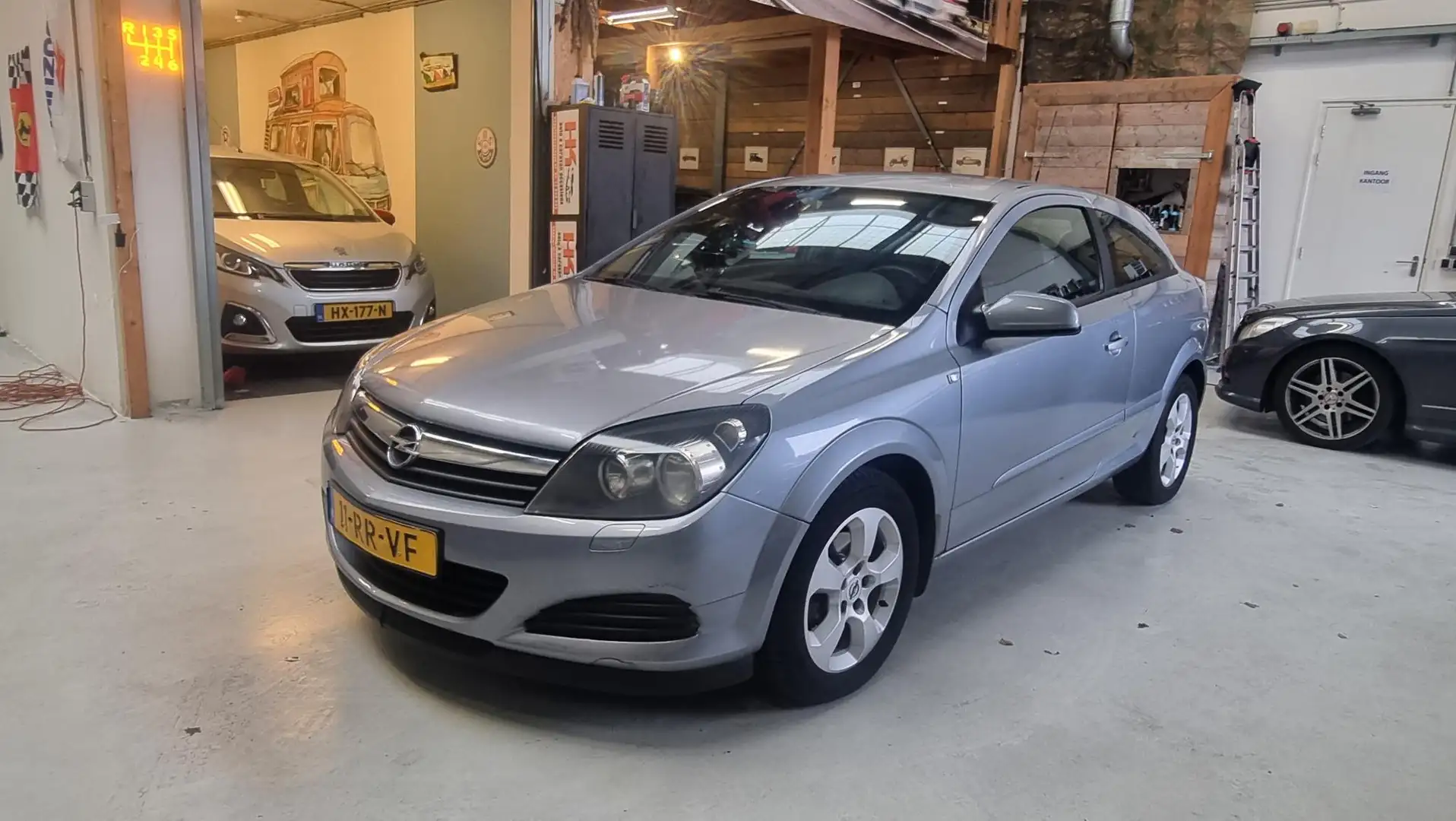 Opel Astra GTC 1.8 Enjoy Grau - 2