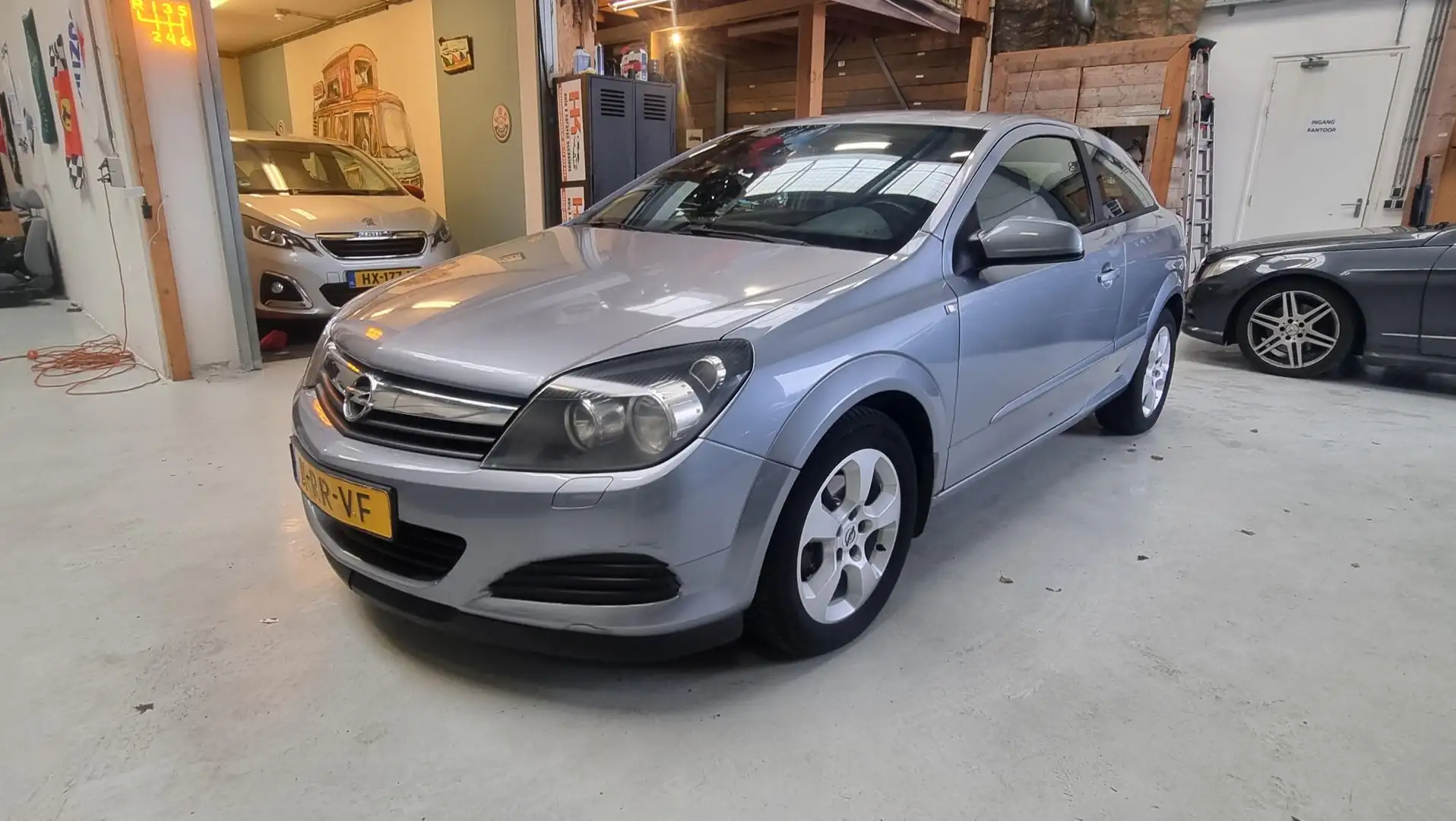 Opel Astra GTC 1.8 Enjoy Grau - 1