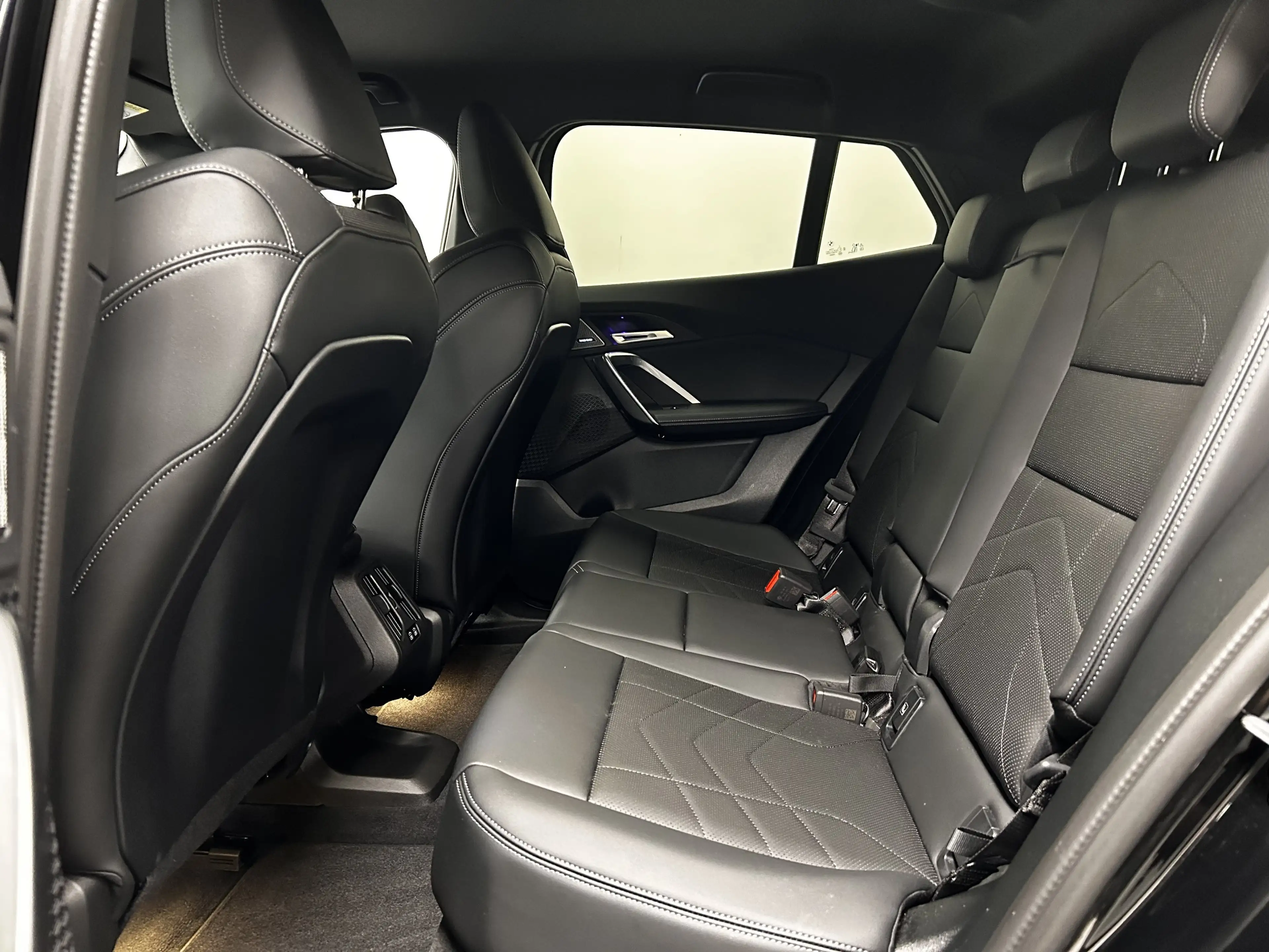 BMW iX2 eDrive20 — photo 14