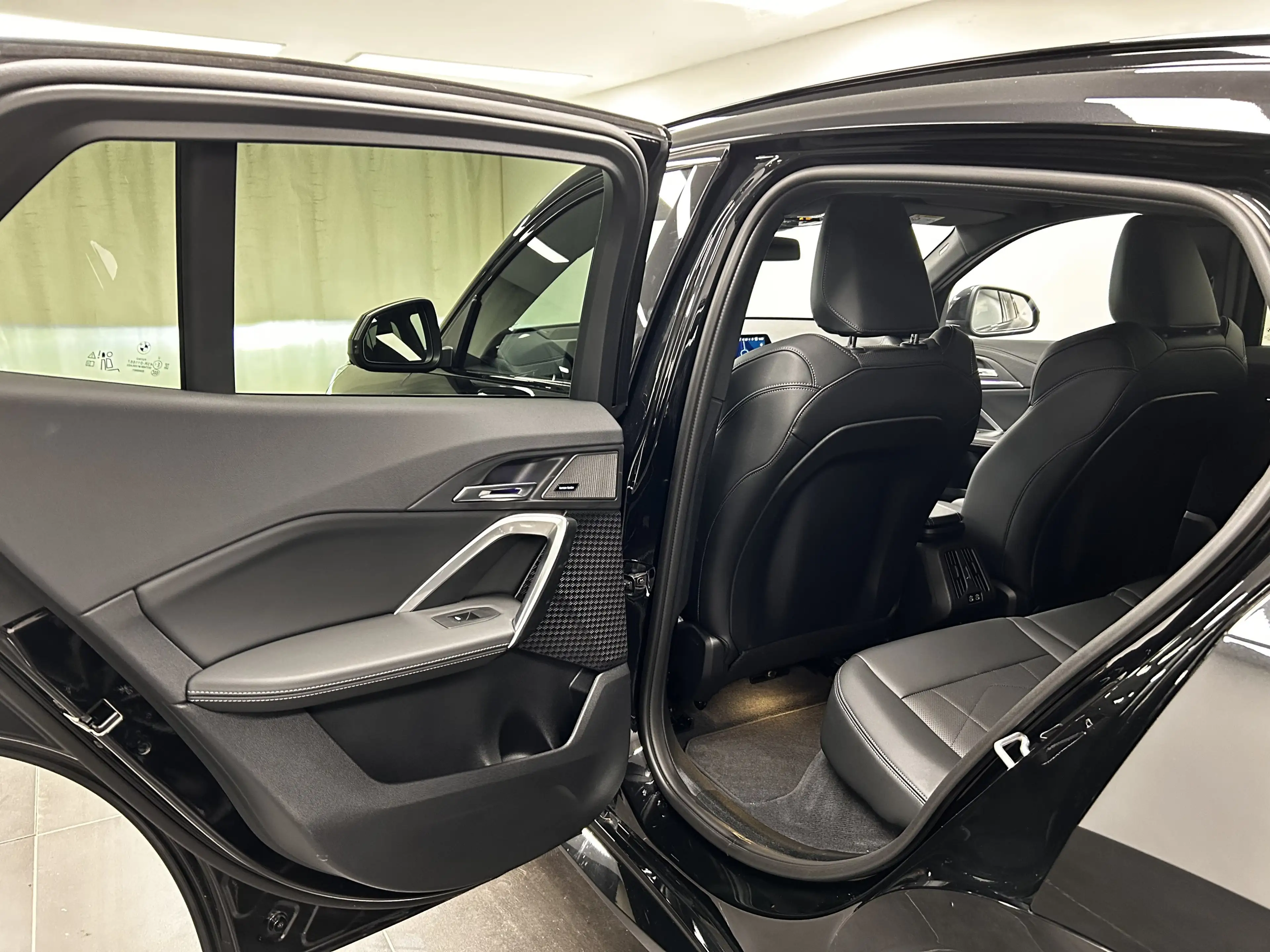 BMW iX2 eDrive20 — photo 12