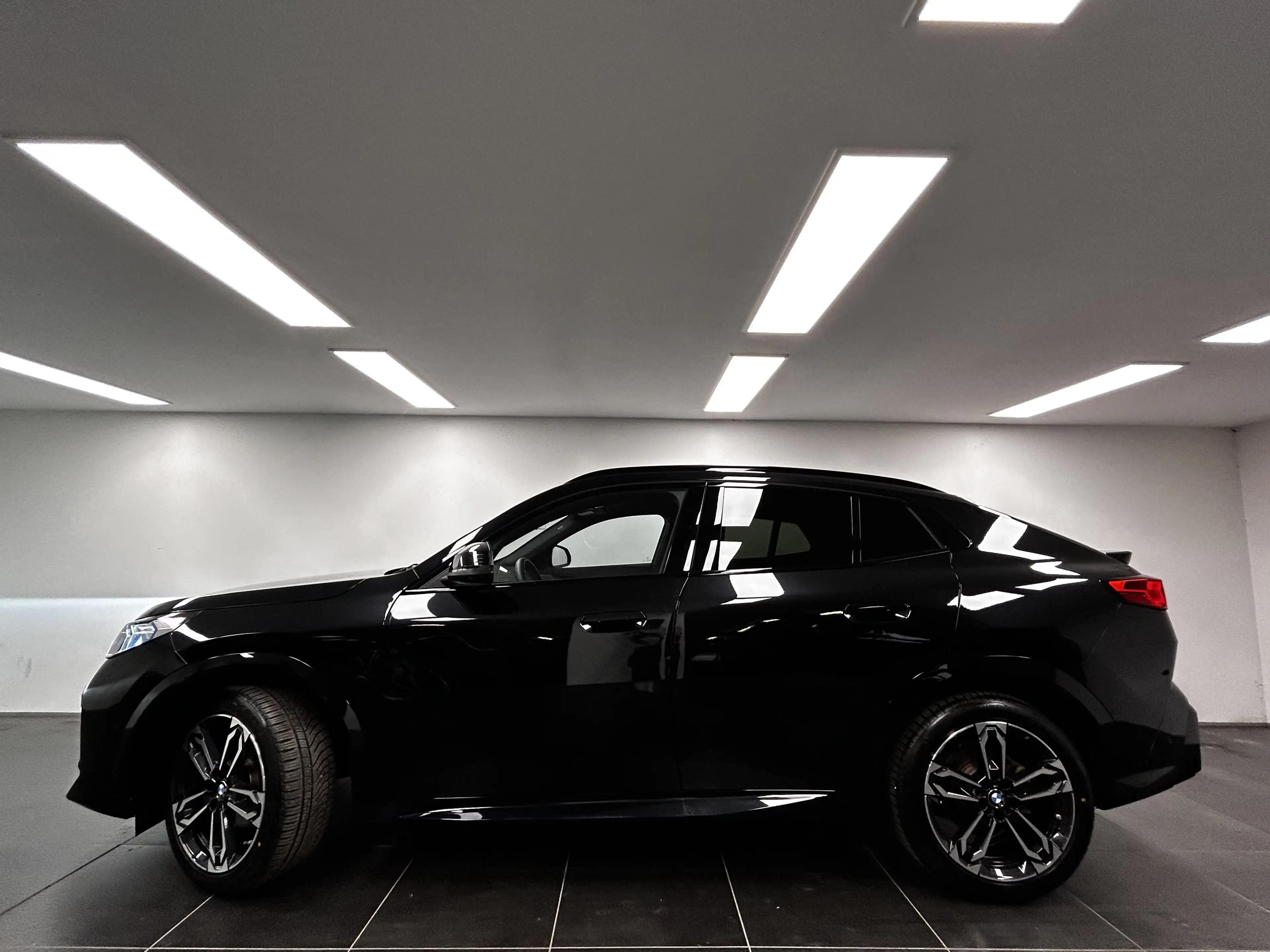 BMW iX2 eDrive20 — photo 2