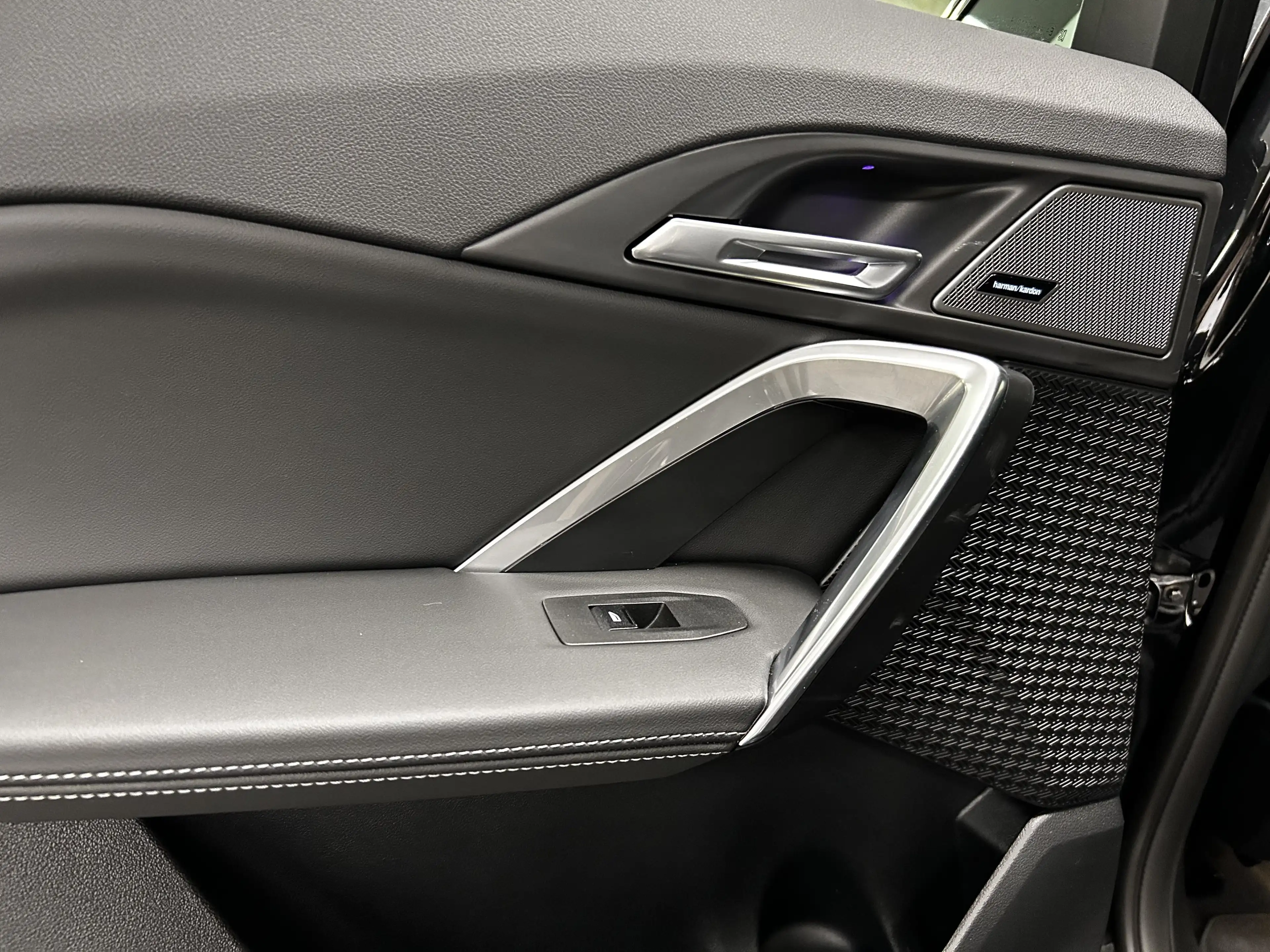 BMW iX2 eDrive20 — photo 13
