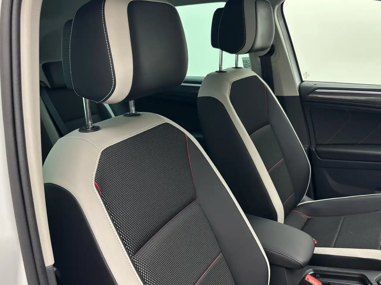 Volkswagen Tiguan Urban Sport 2.0TDI DSG Matrix ACC HUD AHK 10