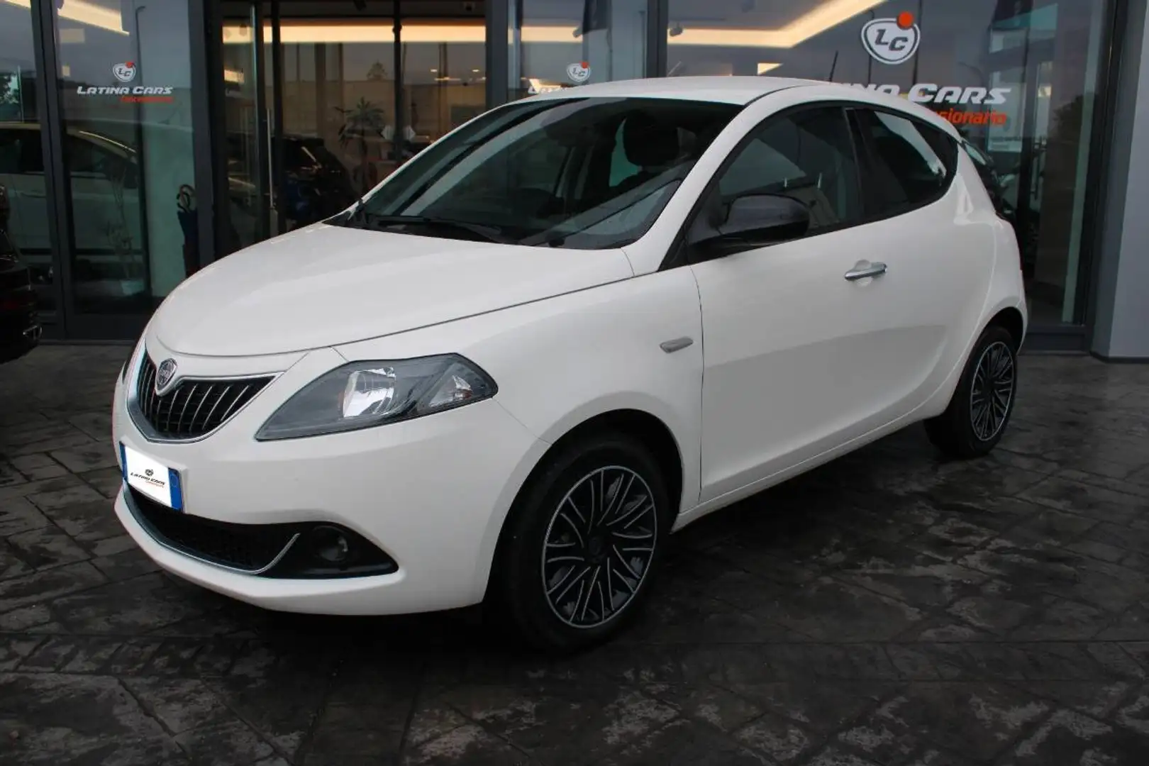 Lancia Ypsilon 1.0 hybrid Gold s&s 70cv Con CarPlay Bianco - 1