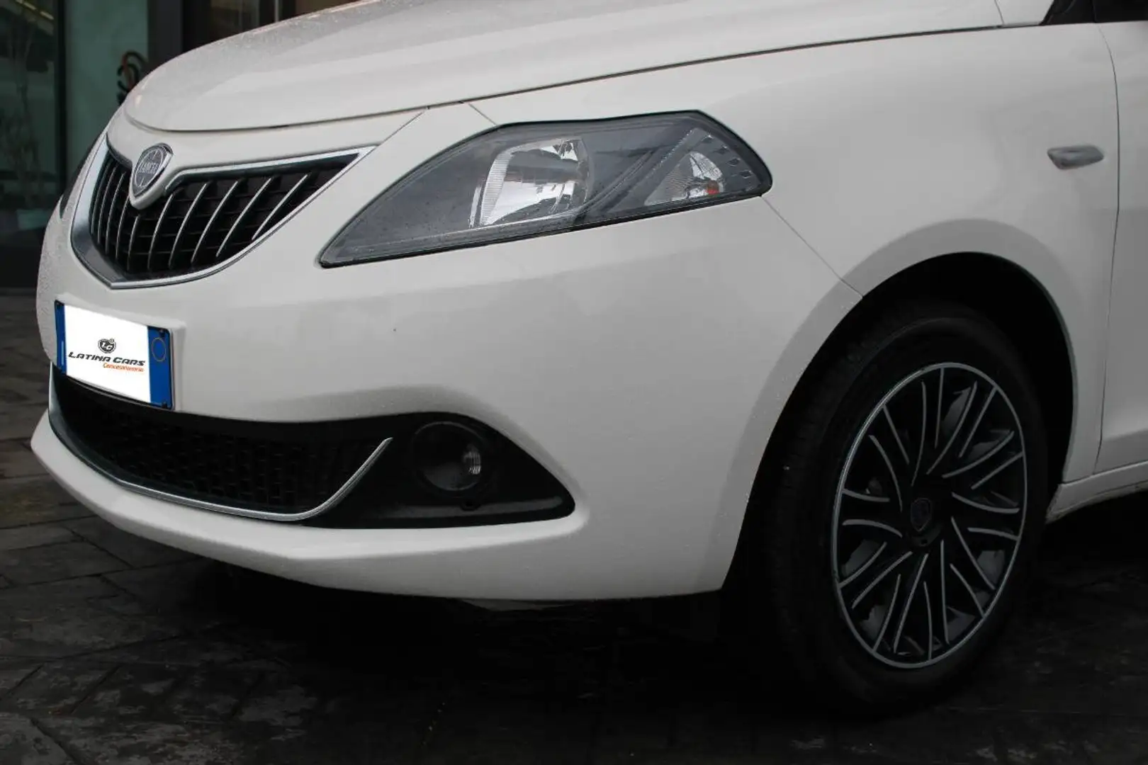 Lancia Ypsilon 1.0 hybrid Gold s&s 70cv Con CarPlay Bianco - 2