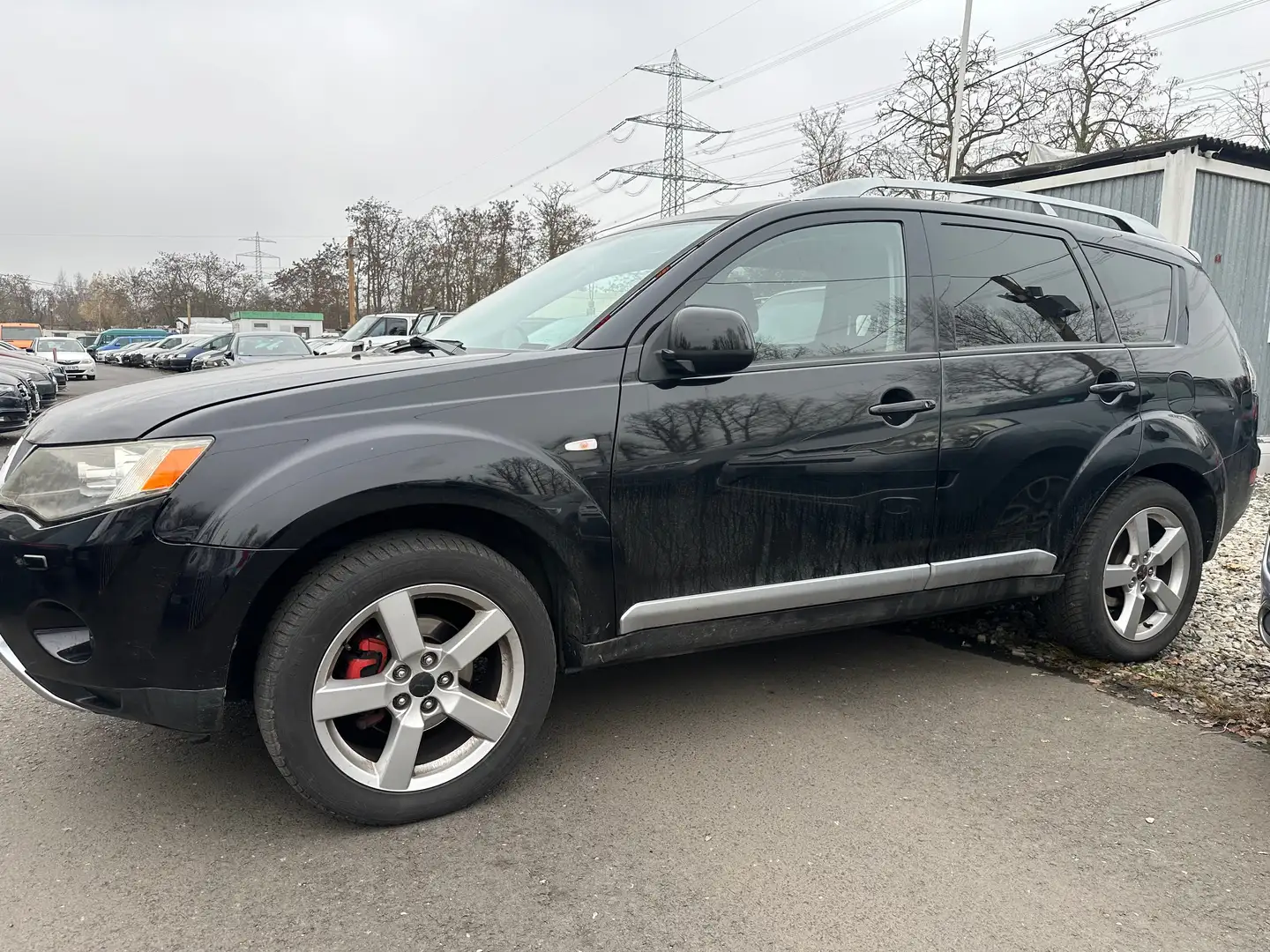 Mitsubishi Outlander 2.0 DI-D 4 x 4 7 PLÄTZE KLIMA NAVI ALU TÜV Schwarz - 1