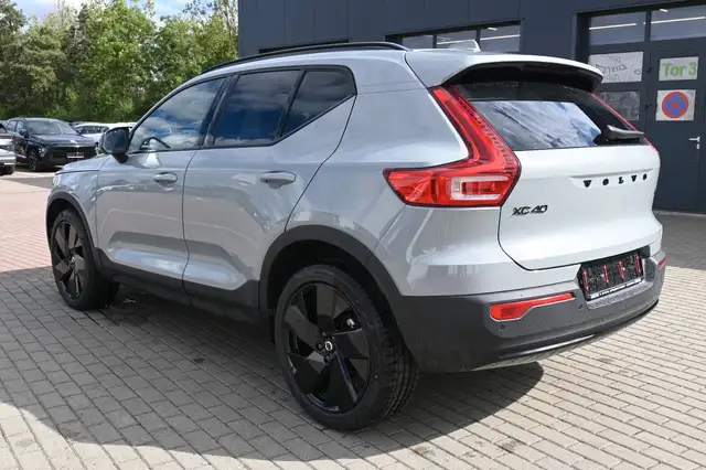 Volvo XC40 view 3