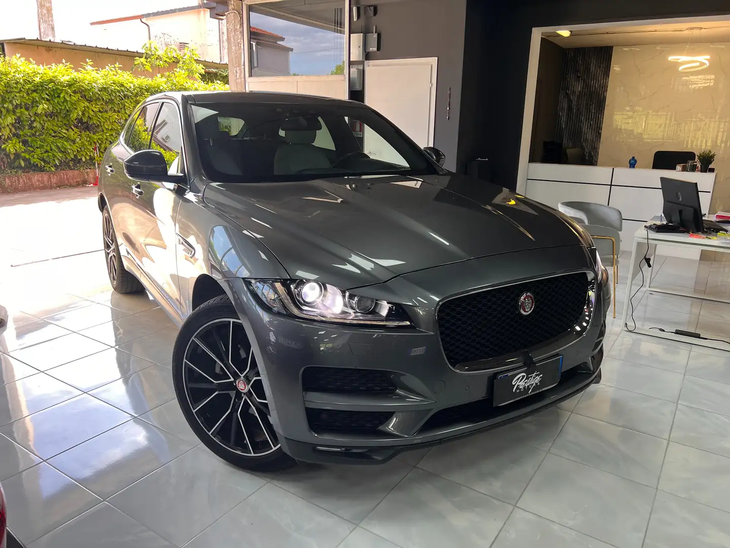 Jaguar F-Pace F-Pace 2.0d i4 awd 180cv auto my18 Gris - 2