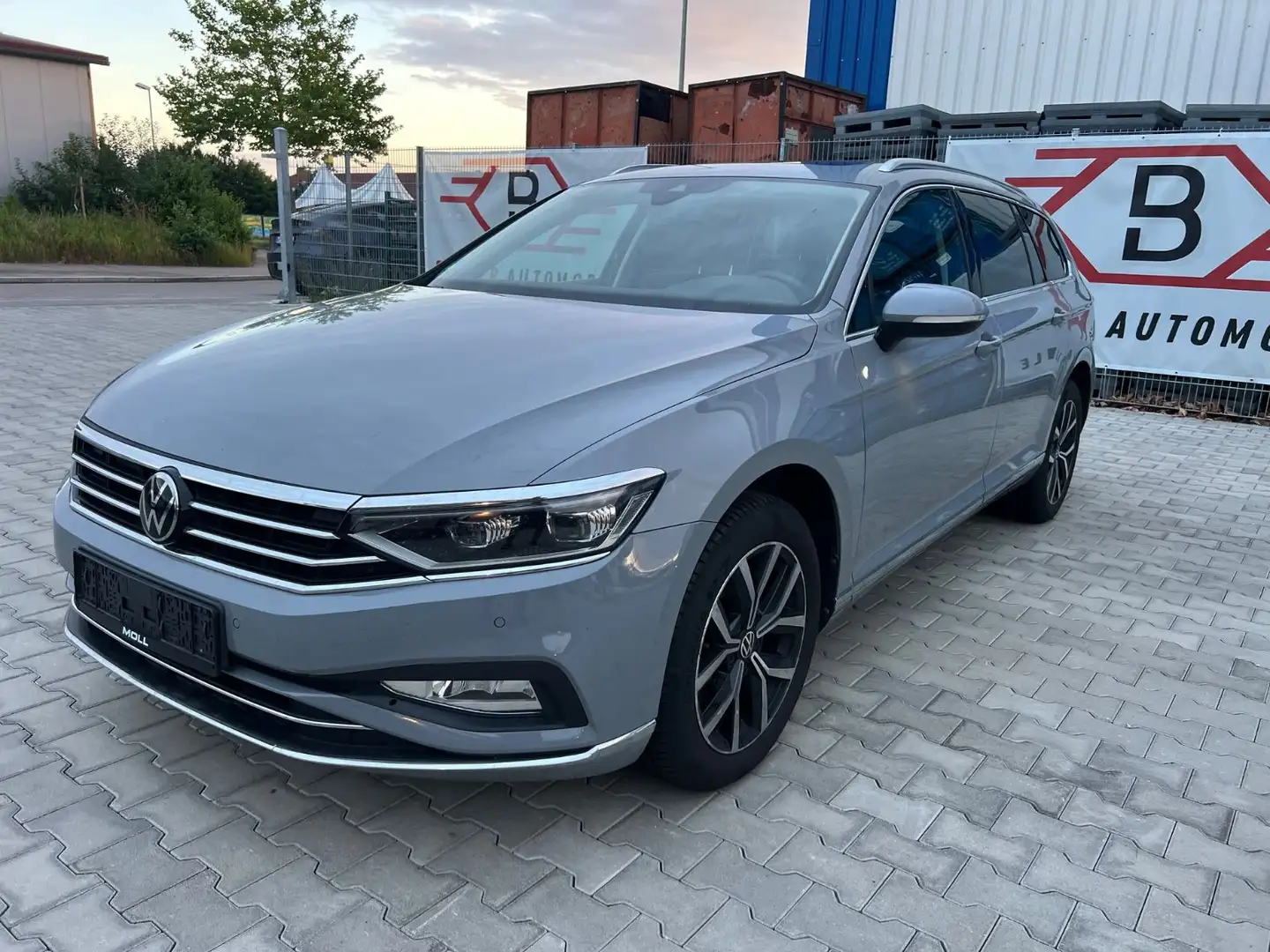 Volkswagen Passat Variant Elegance Panorama Matrix Grau - 1