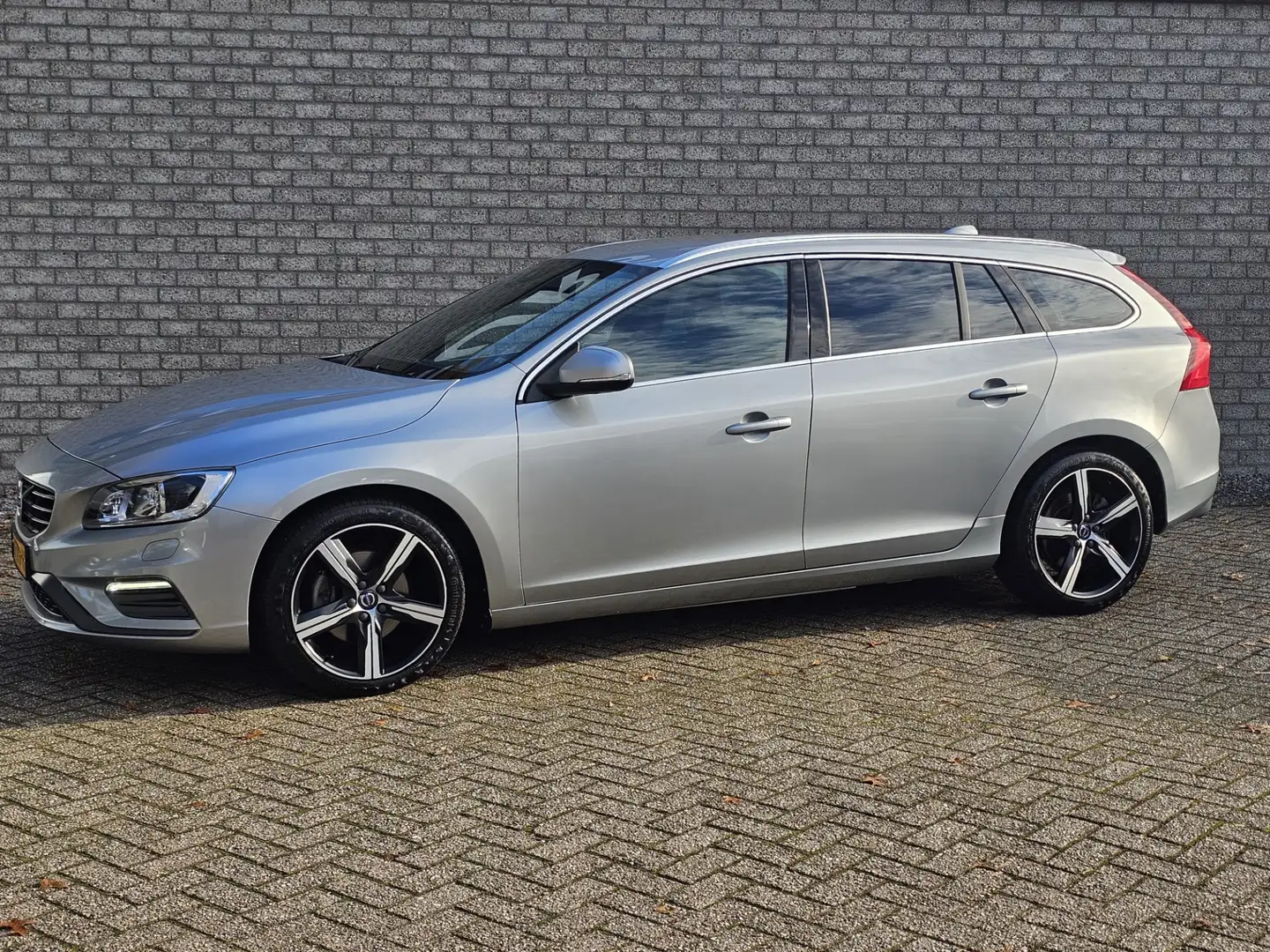 Volvo V60 1.5 T3 Nordic+ R-Design Leer/Navi/Pdc Grijs - 2