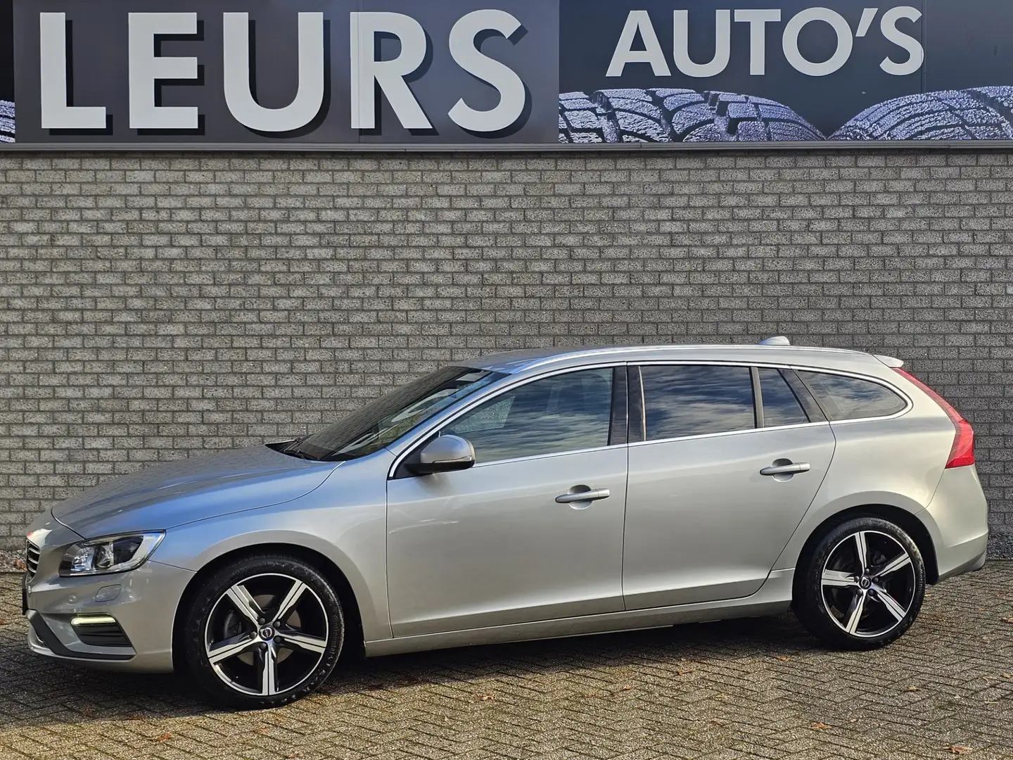 Volvo V60 1.5 T3 Nordic+ R-Design Leer/Navi/Pdc Grijs - 1