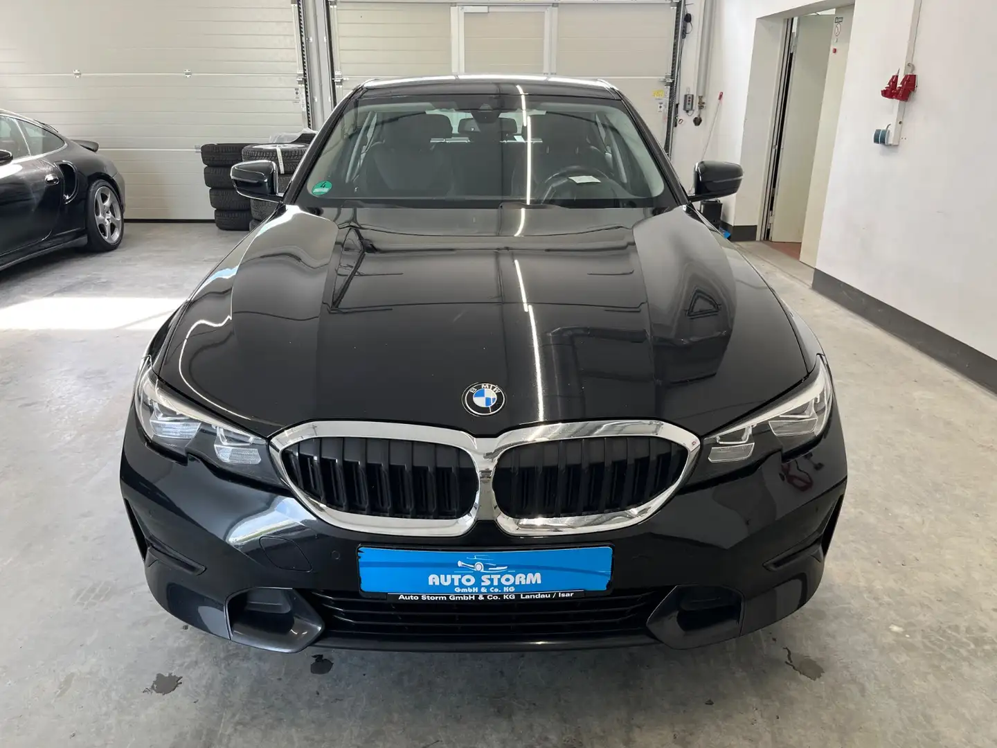 BMW 318 d Sport Line*1-Ha*LED*Navi*GRA*Leder*AHK* AHK+LED+ Schwarz - 2