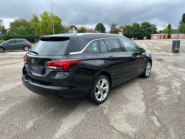 Opel Astra view 4