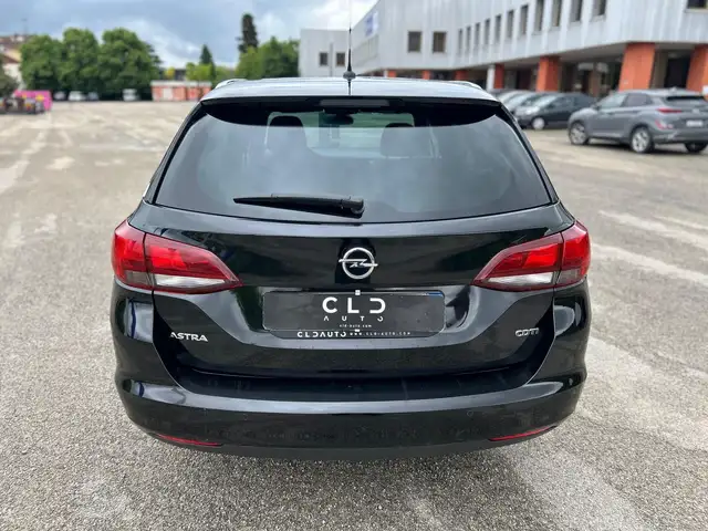 Opel Astra view 5