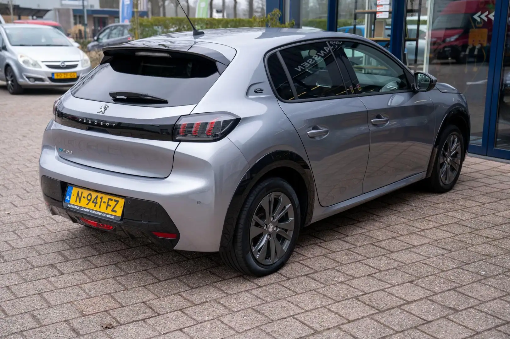 Peugeot e-208 EV Allure 50 kWh |Prijs rijklaar incl 12 mnd garan Gris - 2