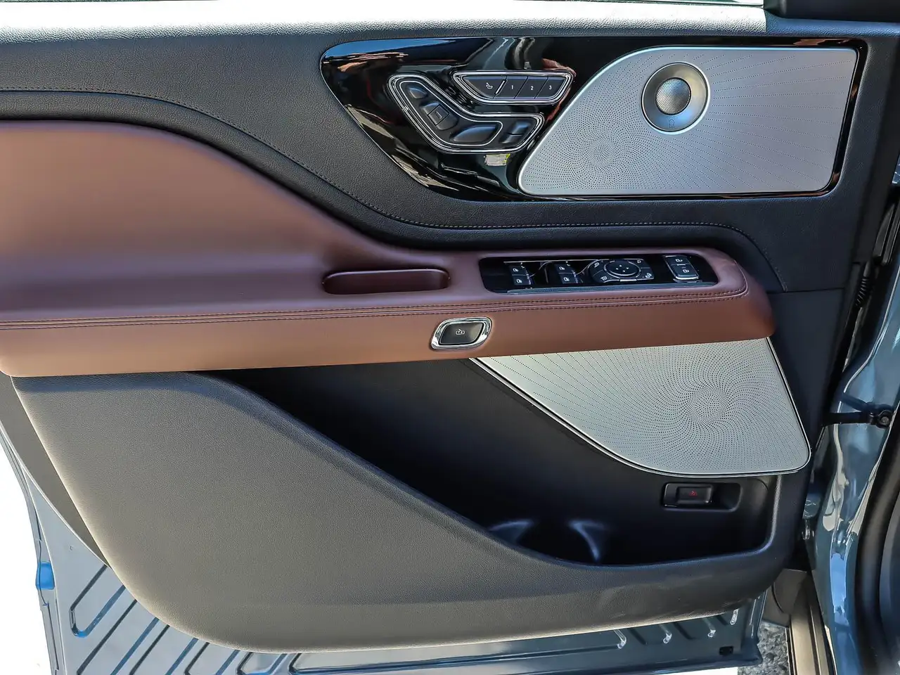 Lincoln Aviator снимка Lincoln Aviator