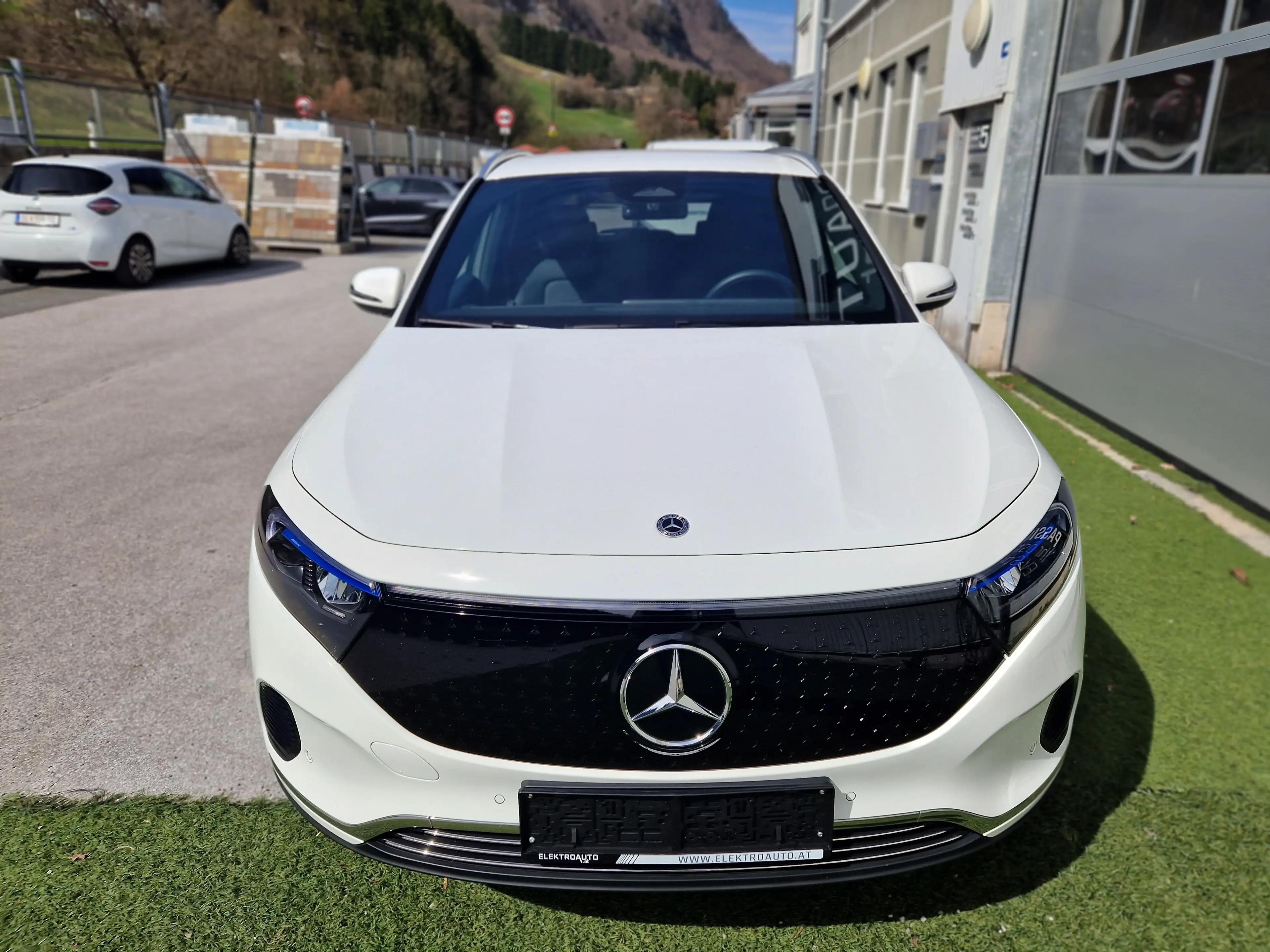 Mercedes-Benz EQA 300 4matic: Neuwertig: 5.811 € Extras: 101,6 SOH