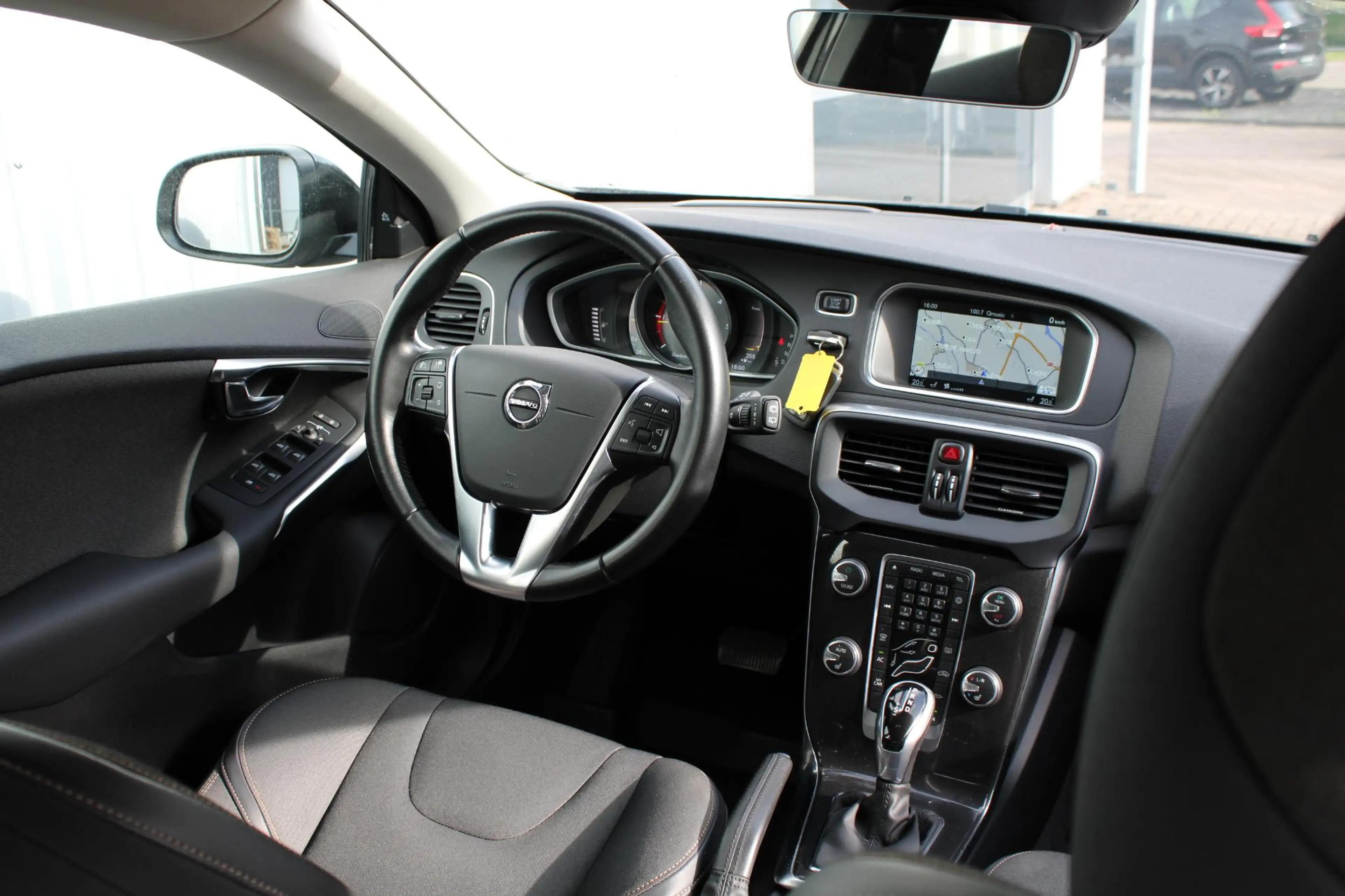 Volvo V40 Cross Country D3 Automaat Summum |Verwarmbare stoelen voor & ach — photo 9