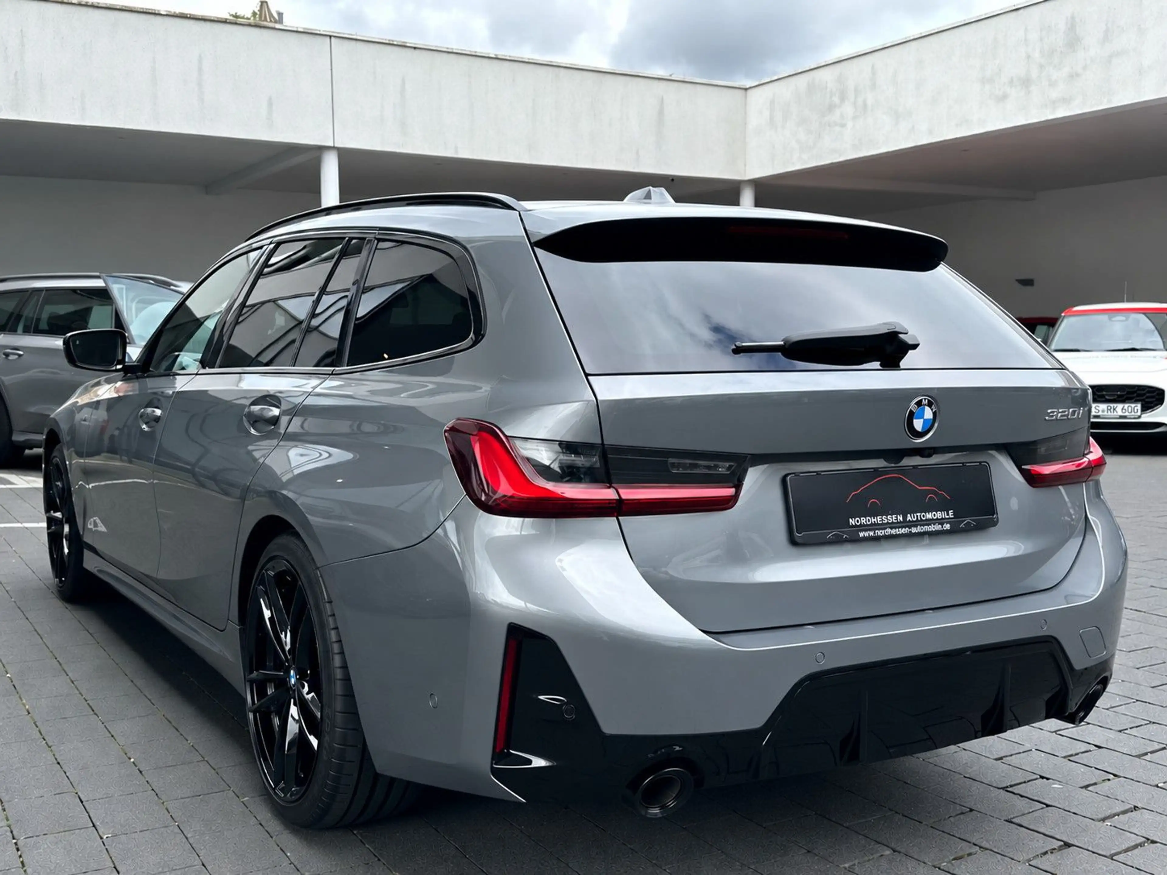 BMW 320 i Touring M Sport | Panorama | AHK | 360° — photo 3