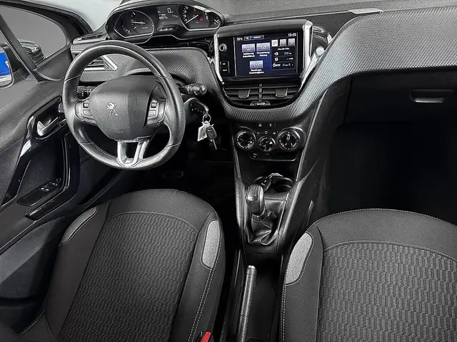 Peugeot 208 view 10