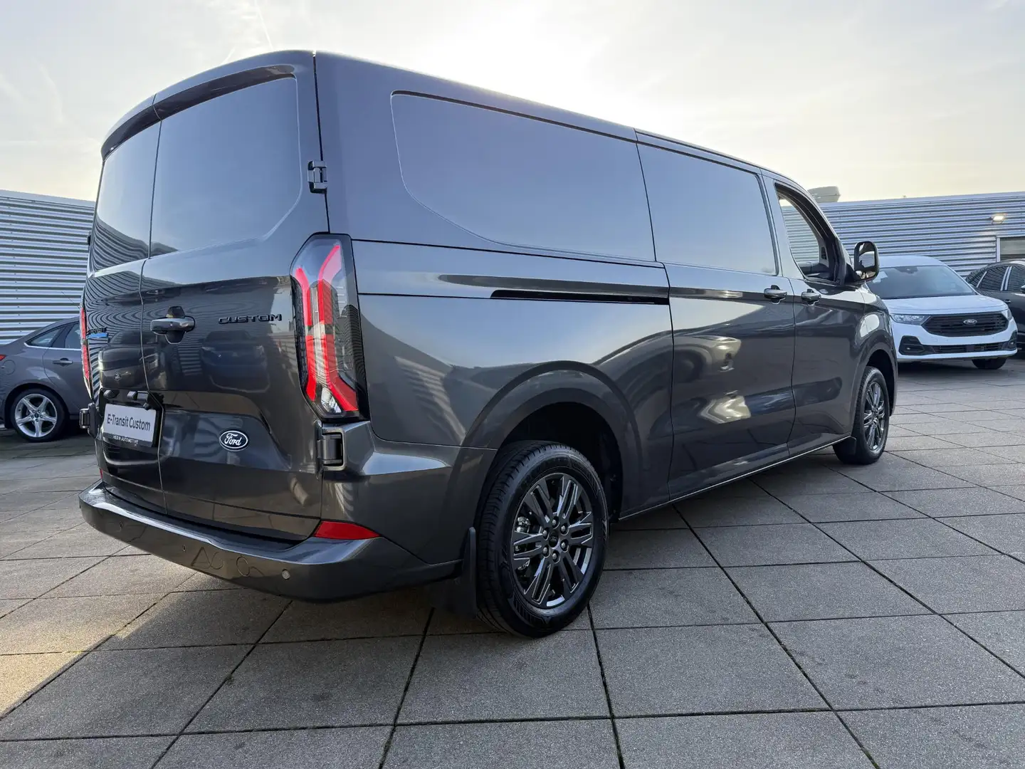 Ford Transit Custom E-Transit 340 L2H1 Limited 65 kWh Voorraad Grijs - 2