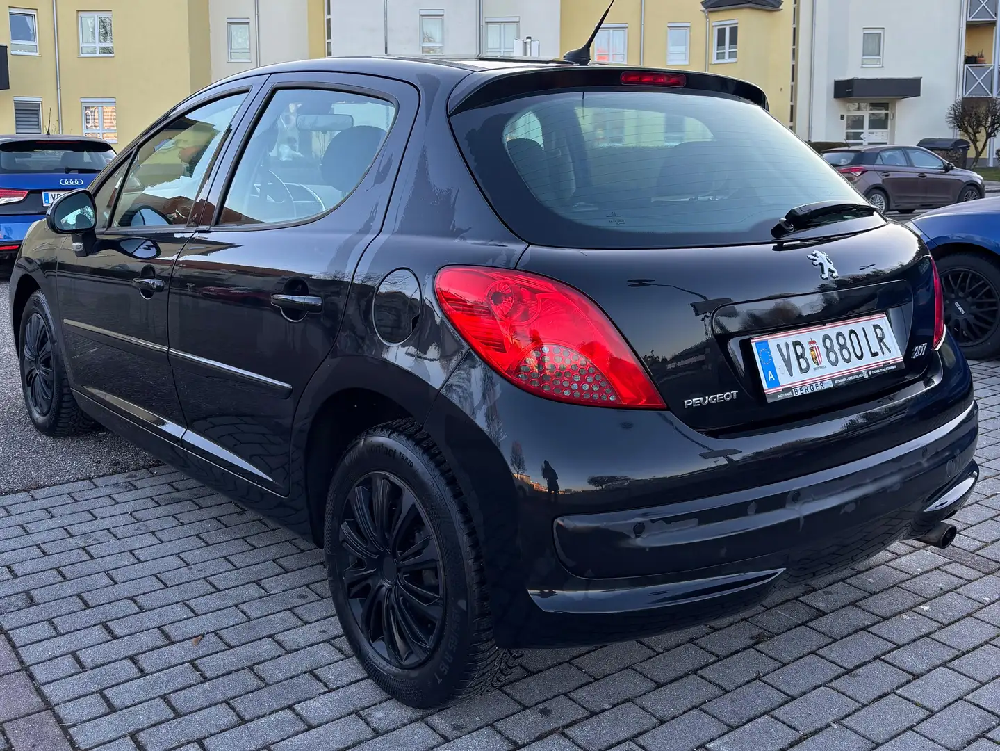 Peugeot 207 207 Active 1,4 16V Active Schwarz - 2