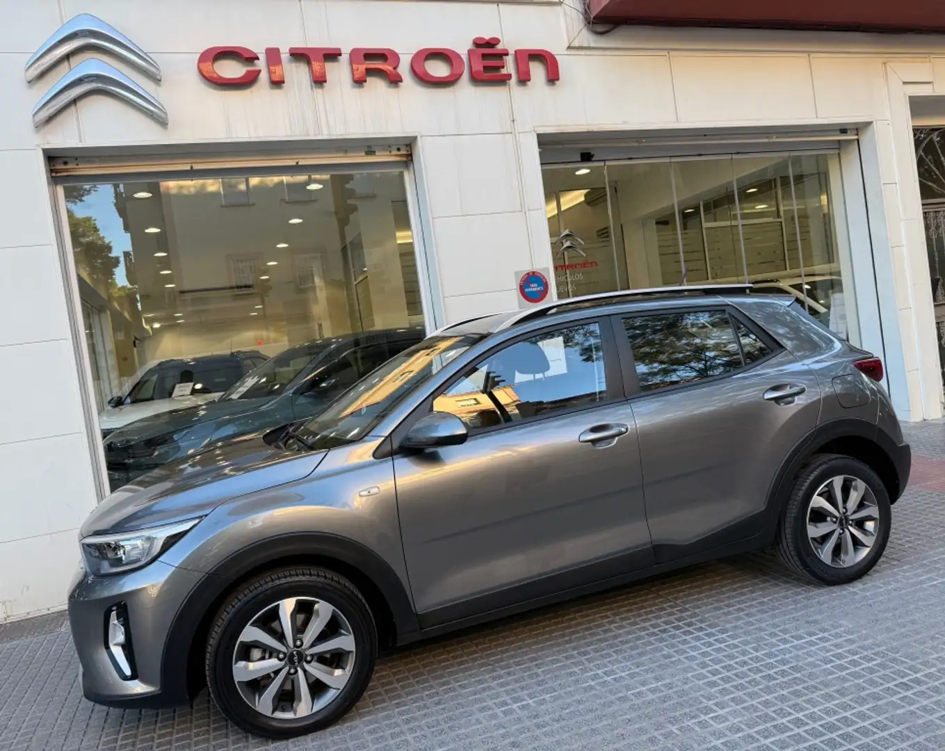 Kia Stonic 1.2 DPi Concept Gris - 2