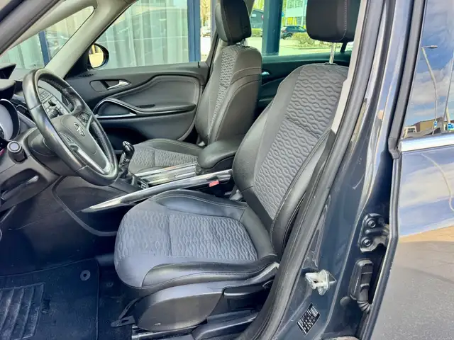 Opel Zafira Tourer view 11