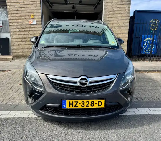Opel Zafira Tourer view 5