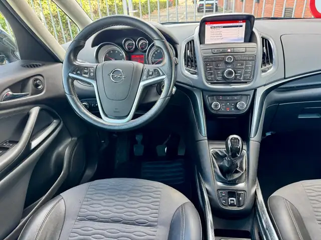 Opel Zafira Tourer view 2