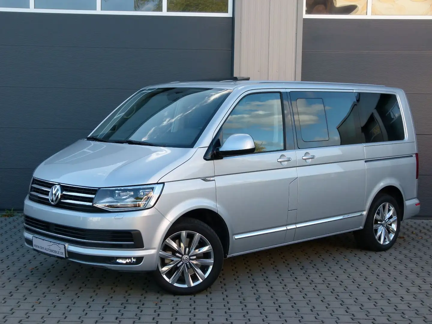 Volkswagen T6 Multivan Highline 1-Hand ACC LED GSD AHK DCC Silber - 1
