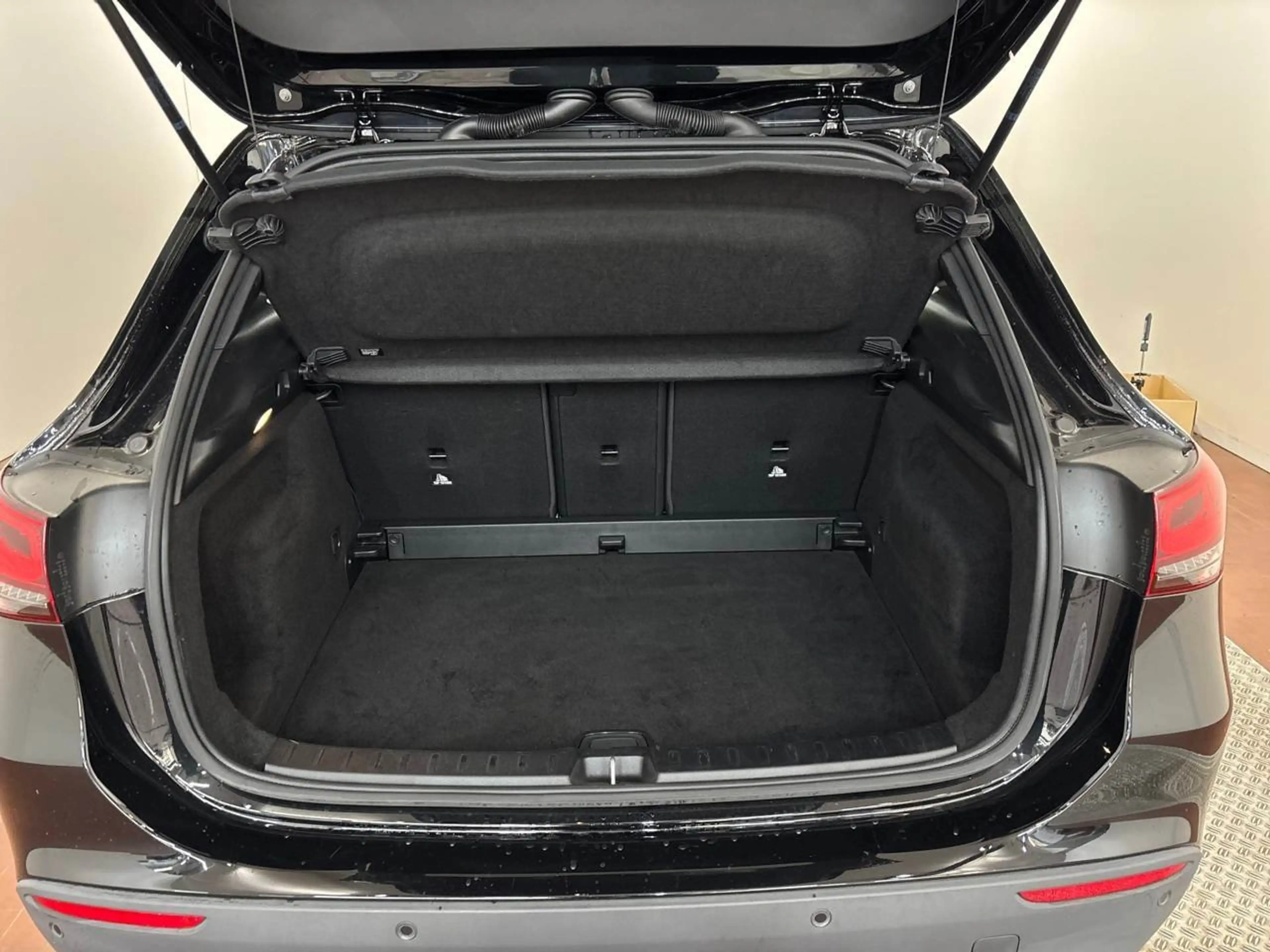 Mercedes-Benz GLA 180 d AHK Key LED Lane Navi RKam AUT Klima — photo 13