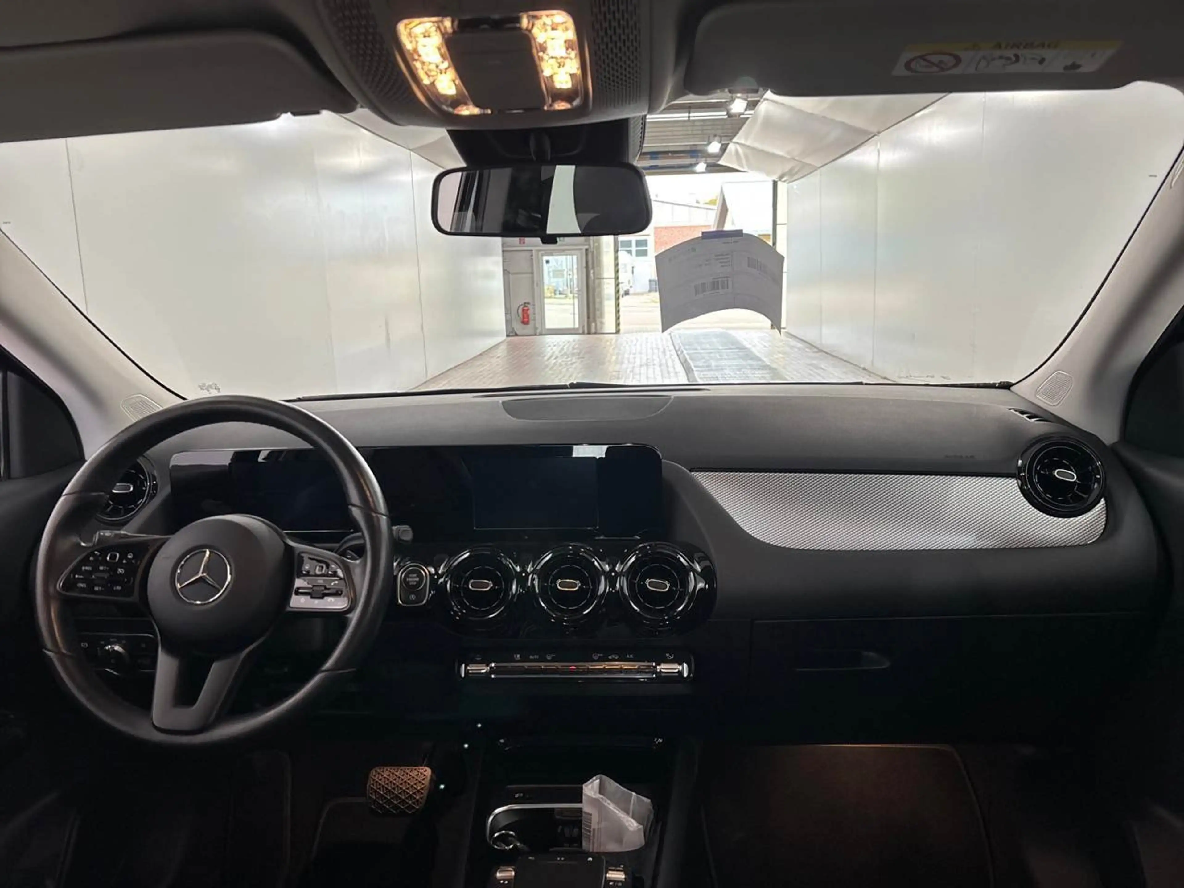 Mercedes-Benz GLA 180 d AHK Key LED Lane Navi RKam AUT Klima — photo 10