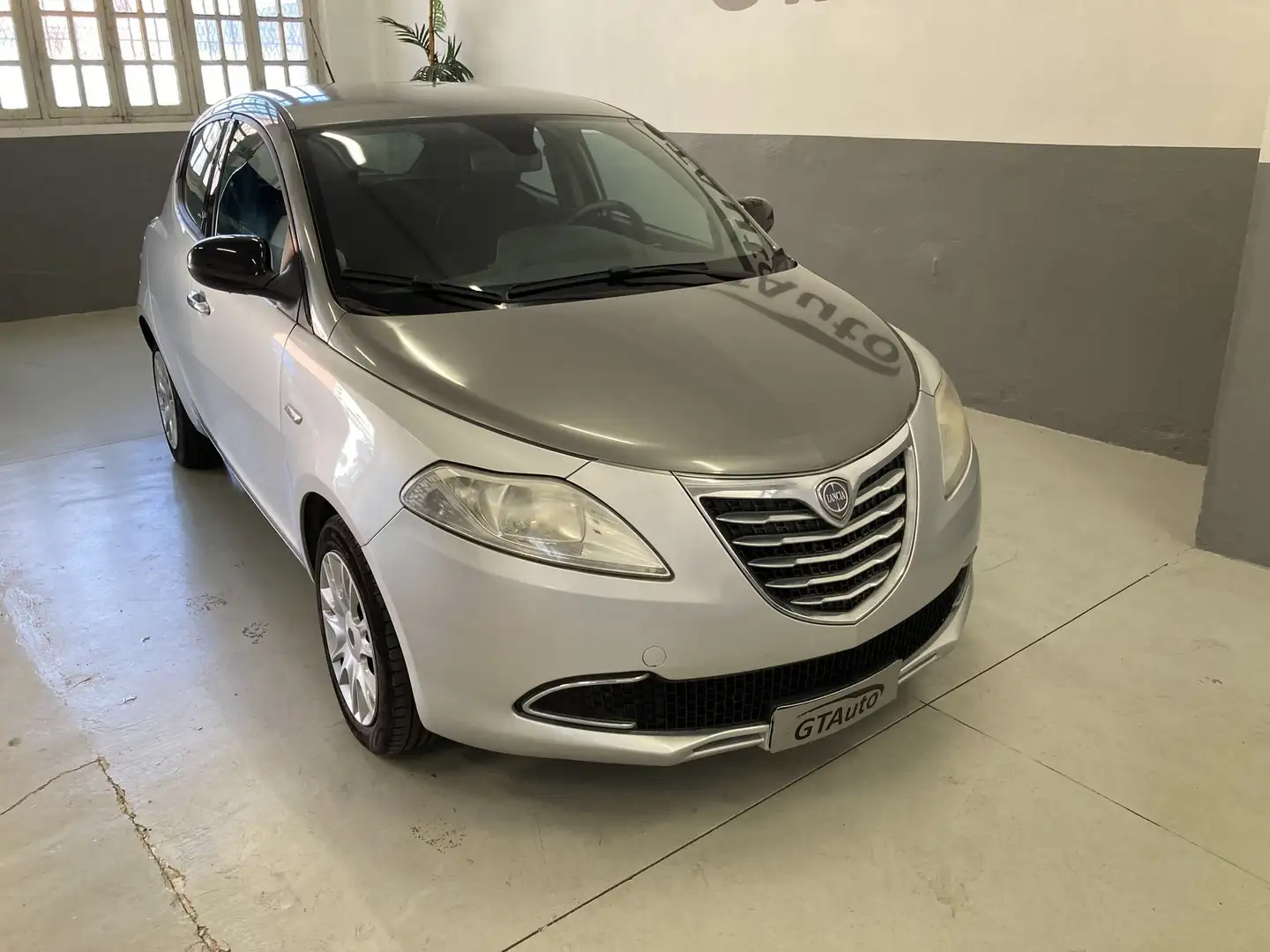 Lancia Ypsilon Ypsilon 1.2 69 CV 5 porte gold  adatta ai neopate Grijs - 2