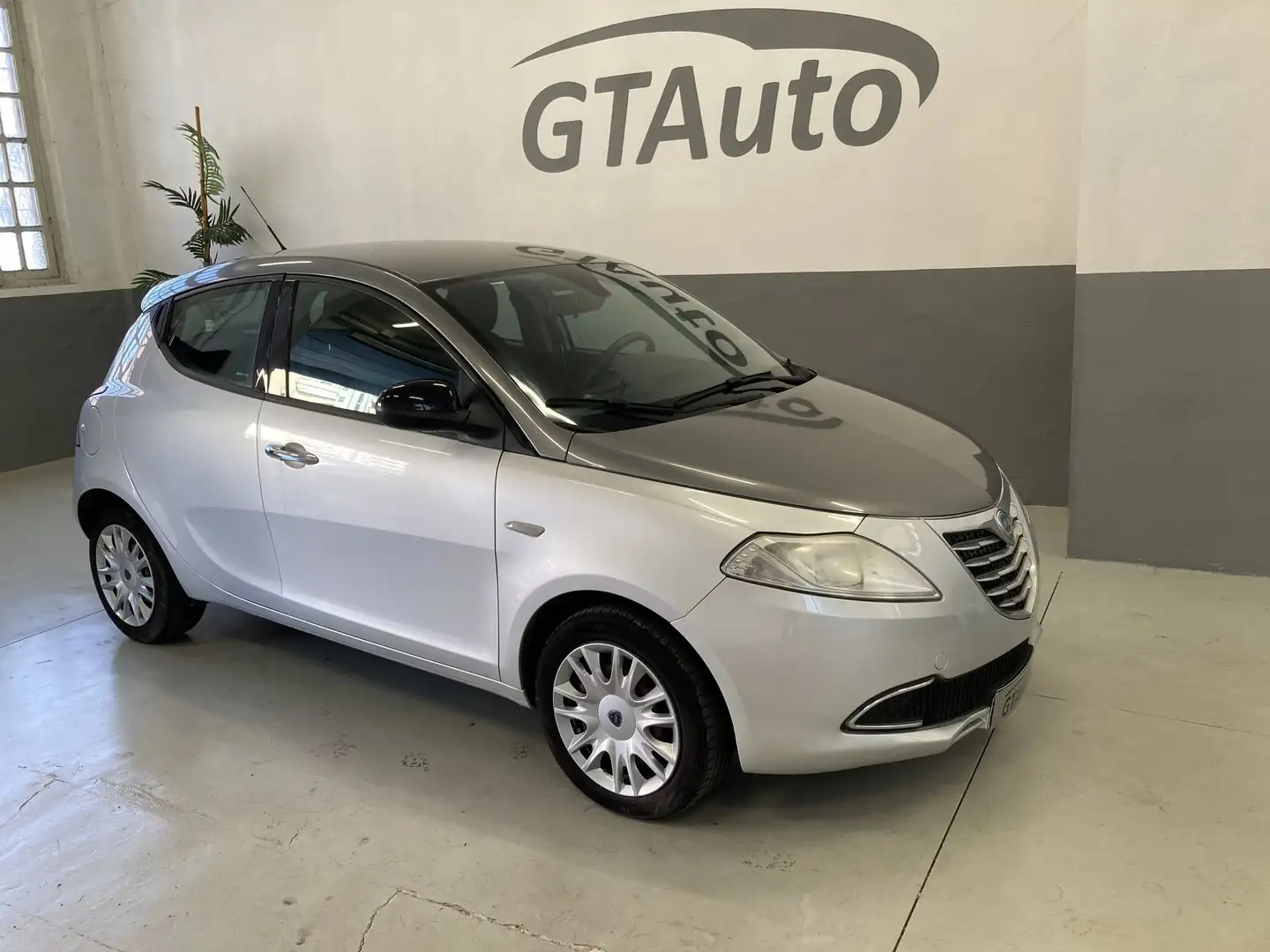Lancia Ypsilon Ypsilon 1.2 69 CV 5 porte gold  adatta ai neopate Grijs - 1