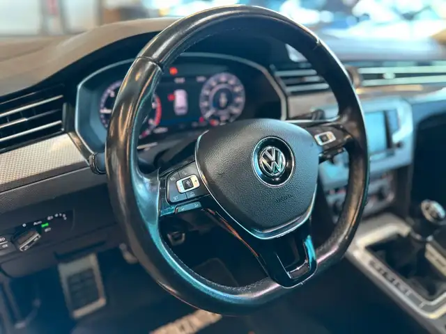 Volkswagen Passat view 11