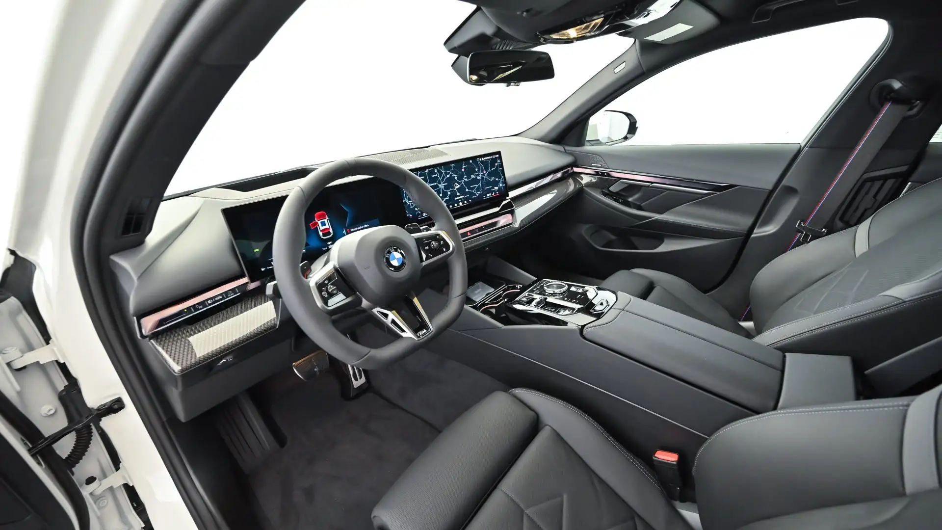 BMW 5 Series 540d 2025 흰색 사진 8