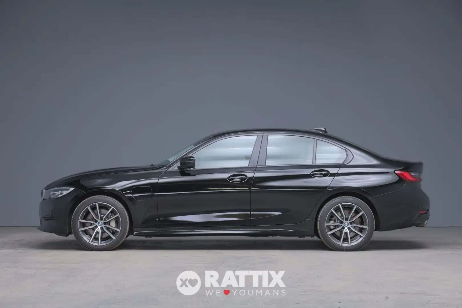 BMW 330 e 2.0 184CV Business Advantage Auto Schwarz - 2