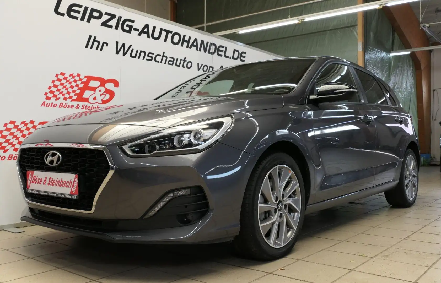 Hyundai i30 Passion + *LED*NAV*KAM*PDC*SHZ*GRA*APP* Gris - 1
