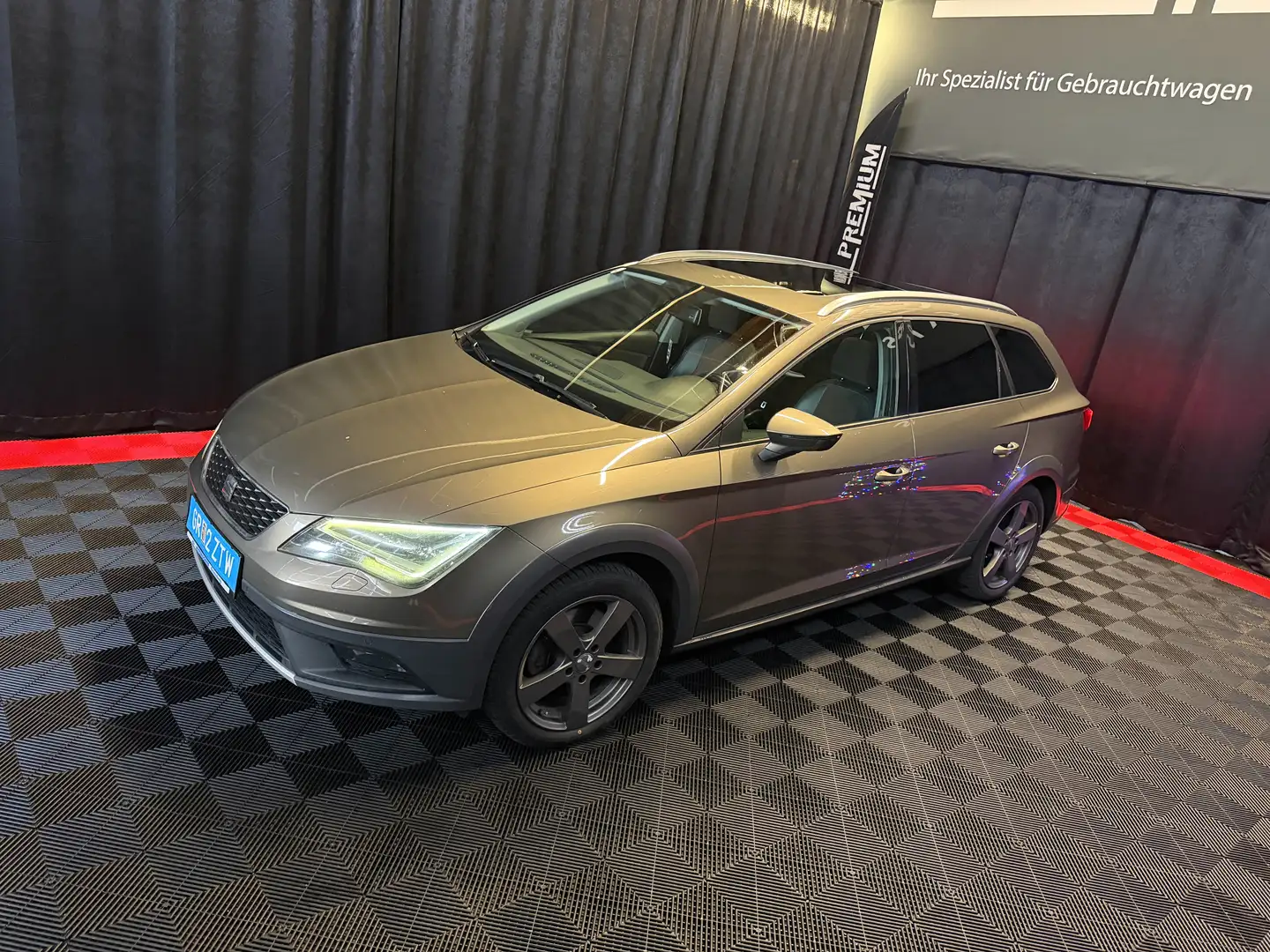 SEAT Leon X-Perience *ALLRAD*AHK*NAVI*PANO* Braun - 1