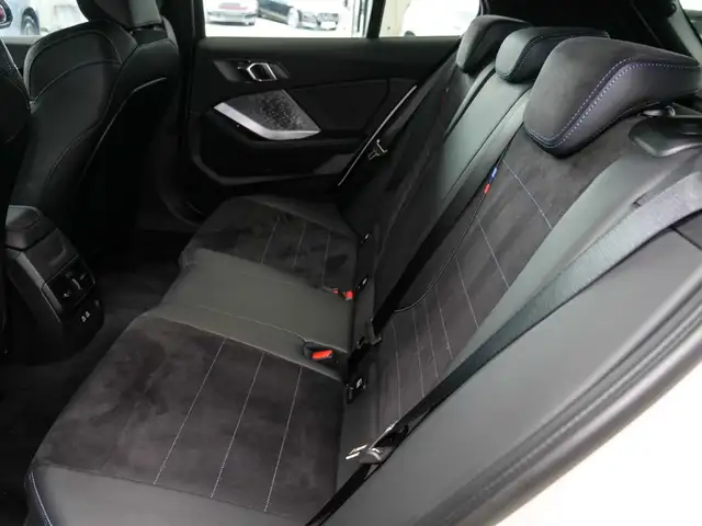 BMW 1 Series view 11
