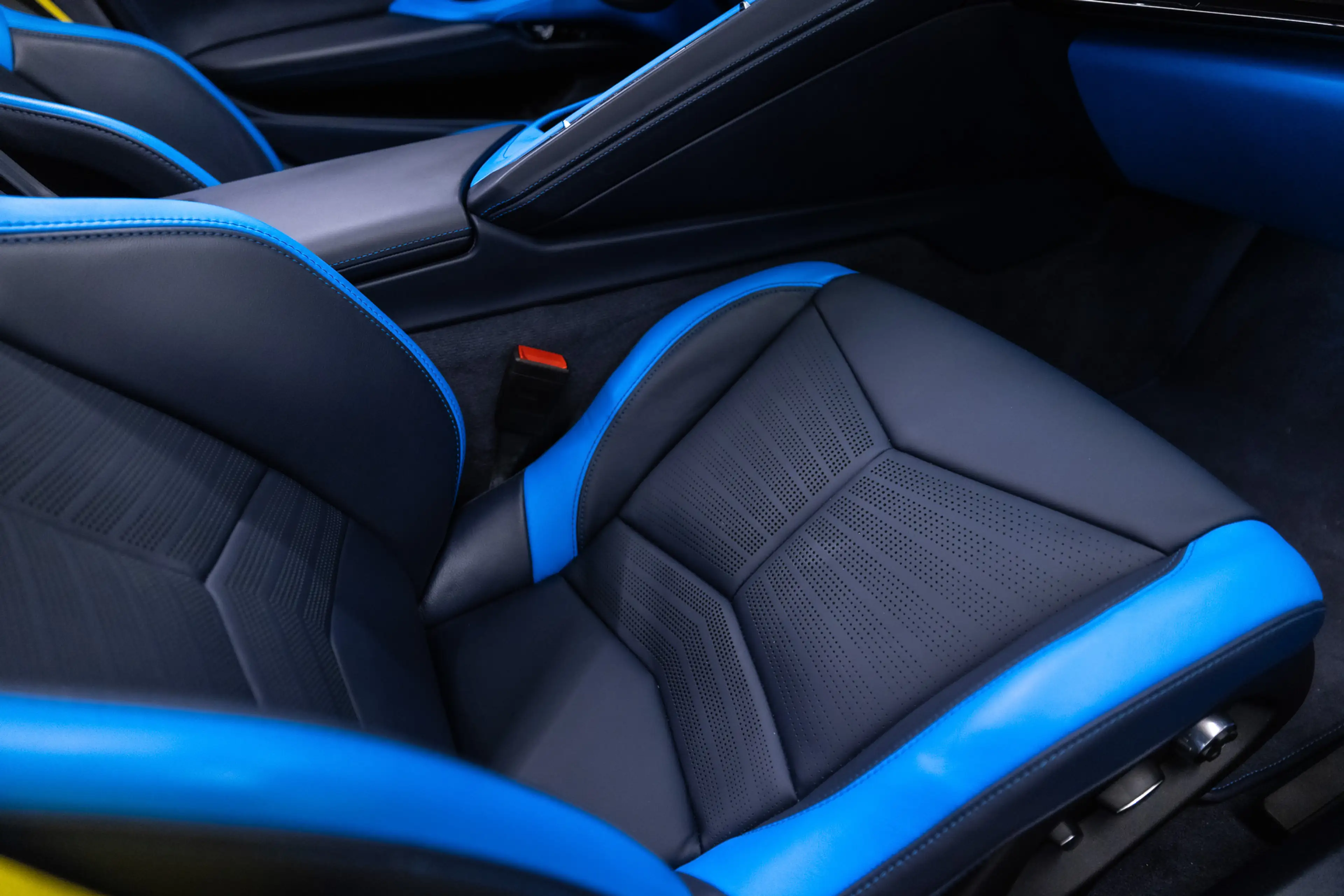 Chevrolet Corvette C8 3LT Convertible — photo 21