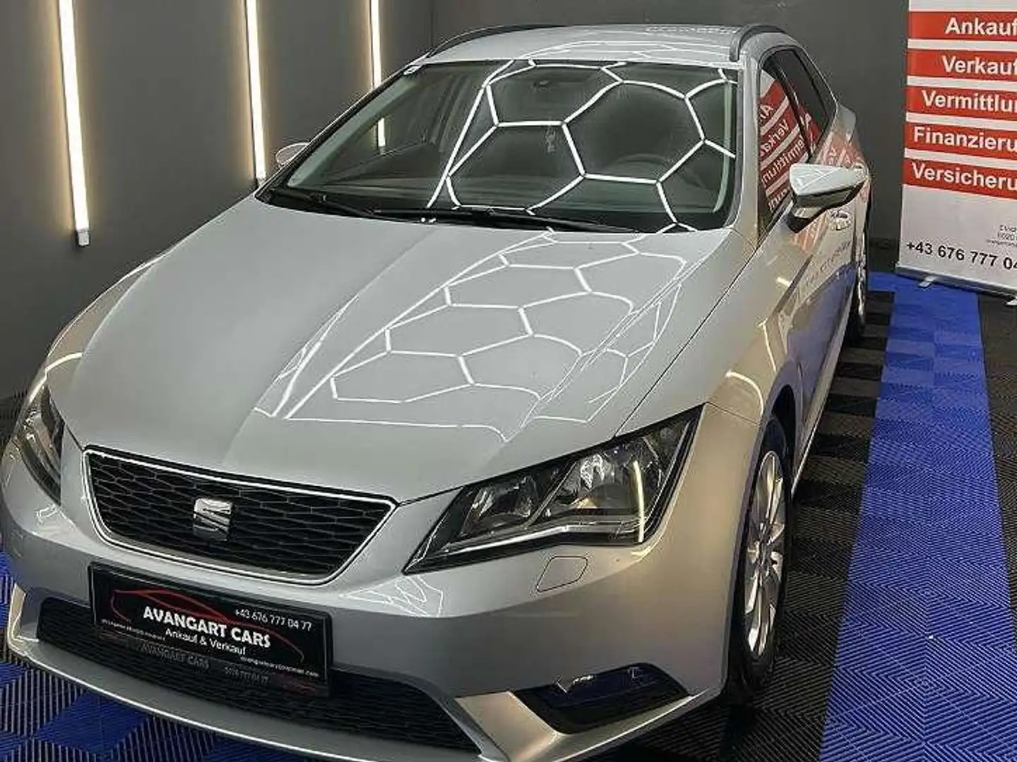 SEAT Leon Reference 4Drive Grijs - 1