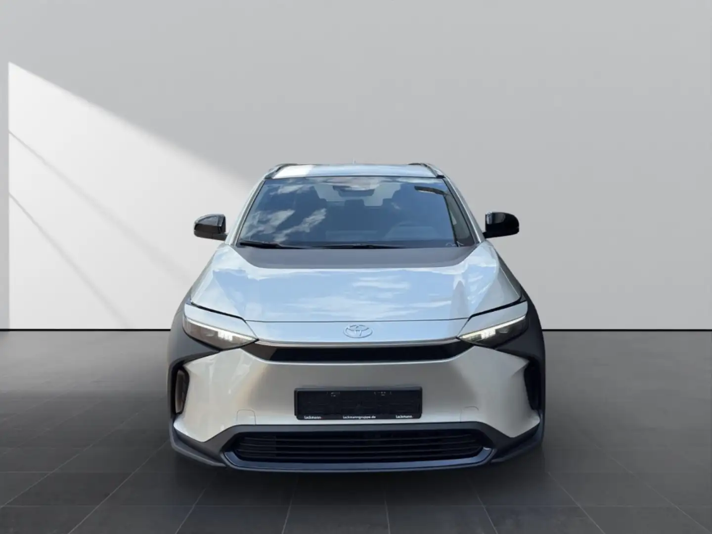 Toyota bZ4X FWD Elektromotor (150kW), 5-Türer, Comfort Plateado - 2