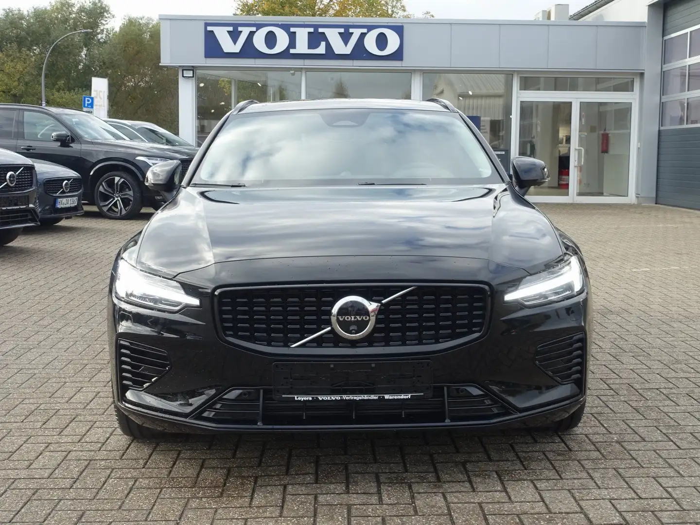 Volvo V60 Ultra T6 AWD Plug-in Hybrid/AHK/B&W/360°Cam Schwarz - 2