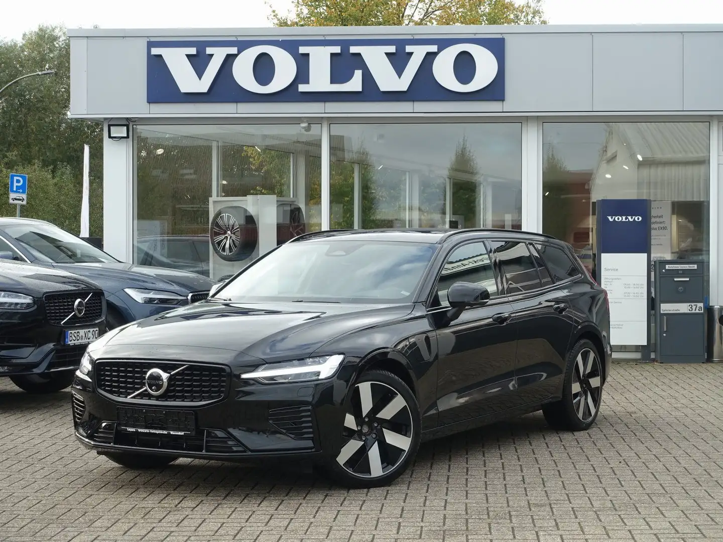 Volvo V60 Ultra T6 AWD Plug-in Hybrid/AHK/B&W/360°Cam Schwarz - 1