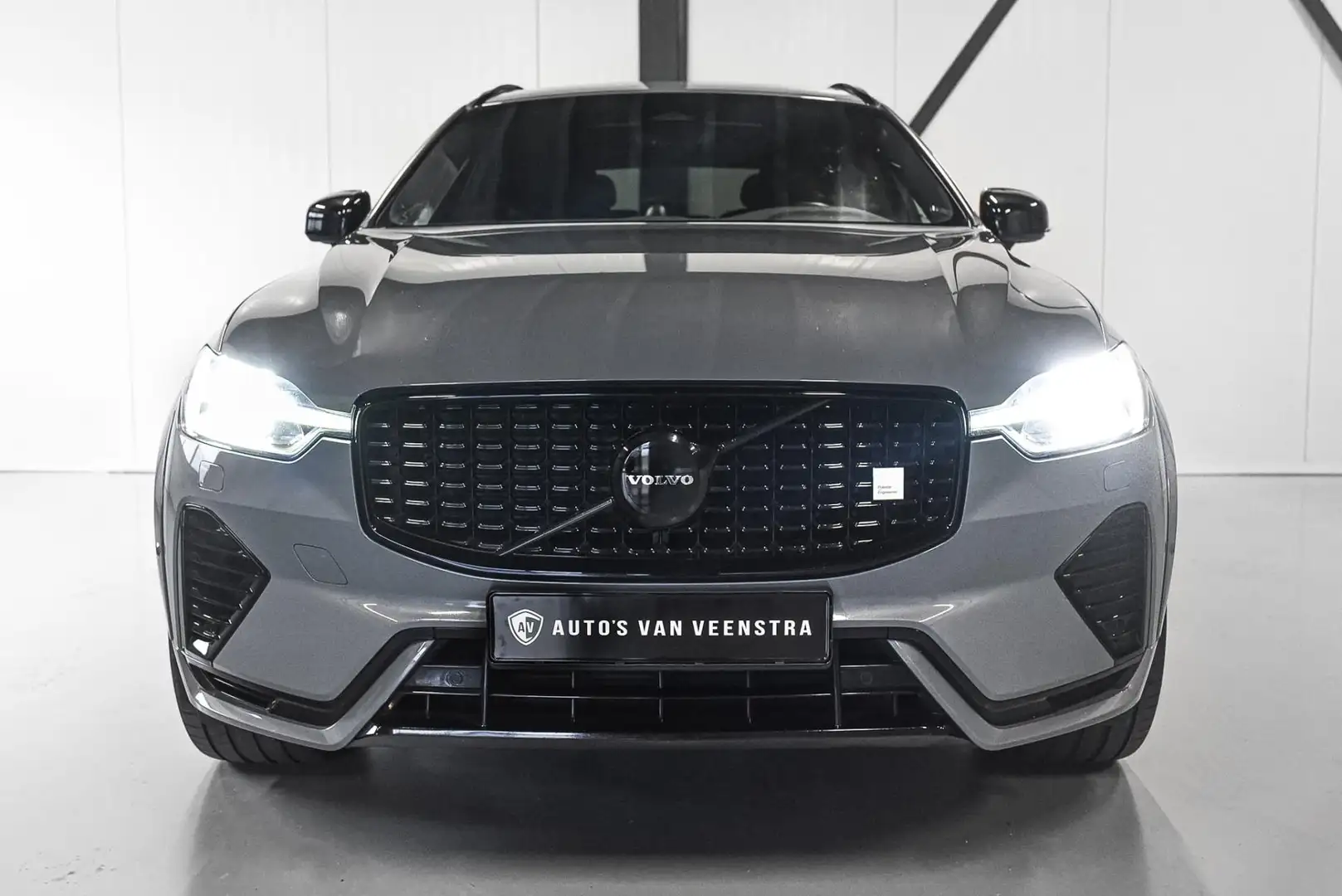 Volvo XC60 2.0 T8 AWD Inscription | 22" | B&W | PANO | Ultima Grijs - 2