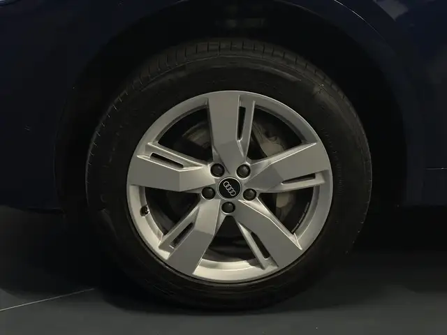 Audi Q5 view 9