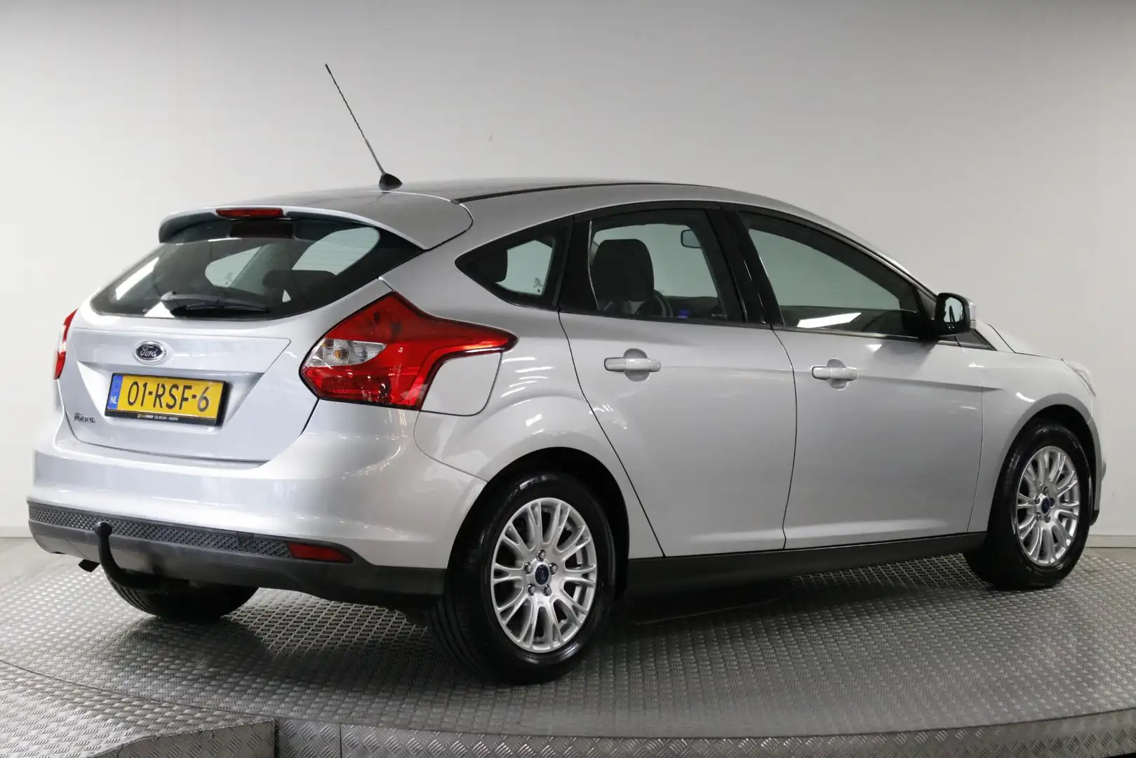 Ford Focus 1.6 TI-VCT Trend Airco | Trekhaak | Cruise Control Grijs - 2