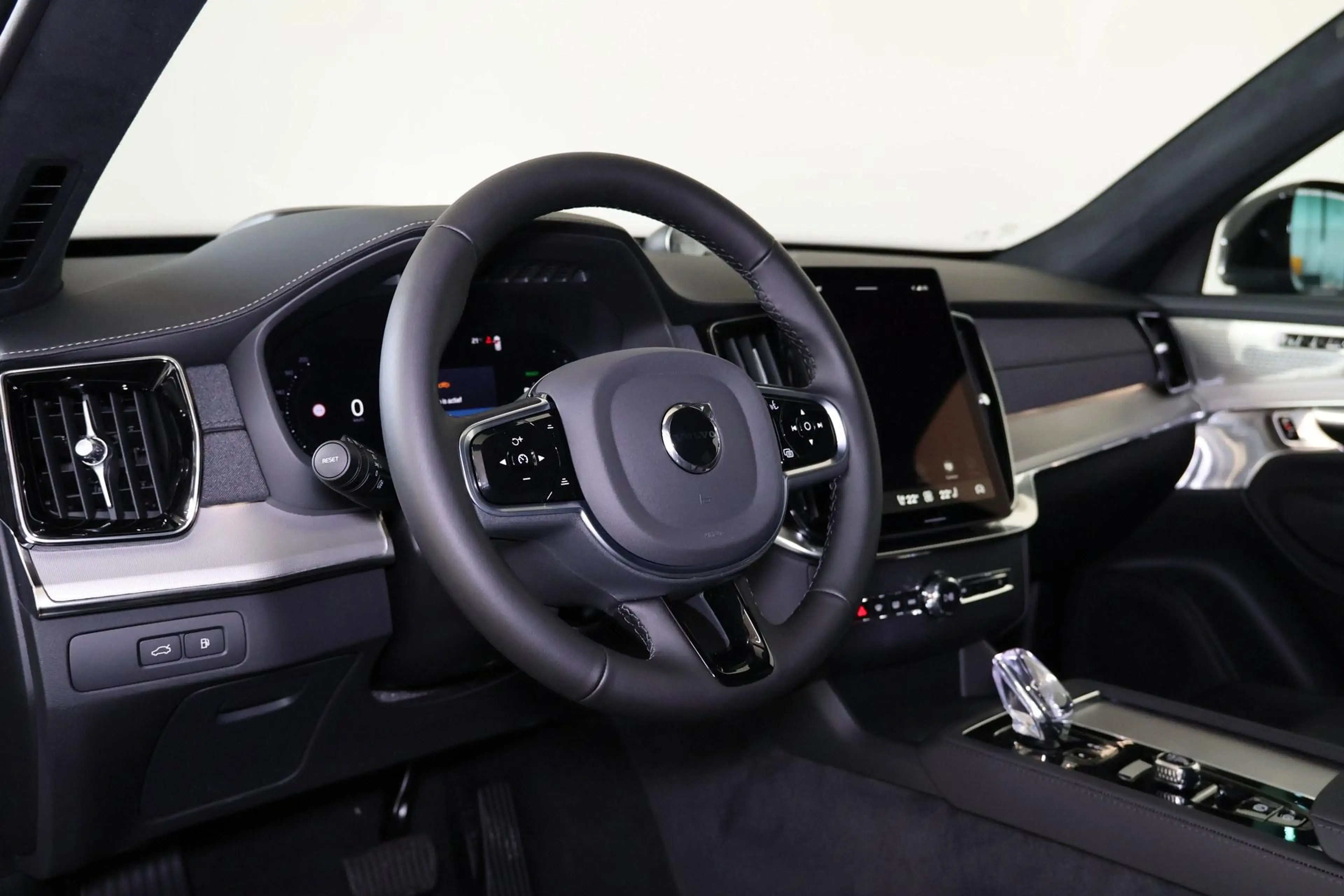 Volvo XC90 T8 Recharge AWD Ultra Black Edition - Panorama/sch — photo 12